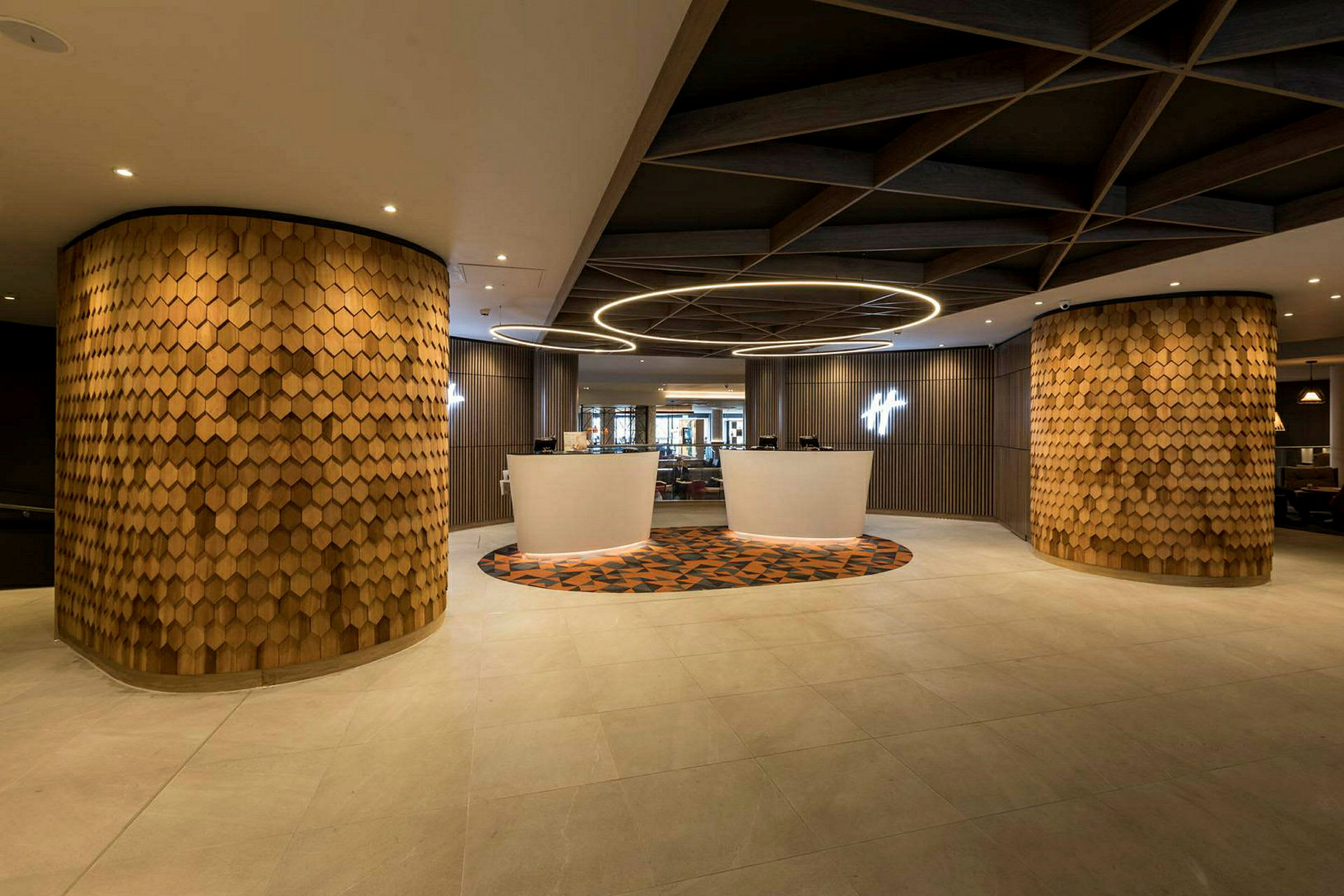 Modernt hotellobby med unik träinredning och reception. (AI-genererad text)
