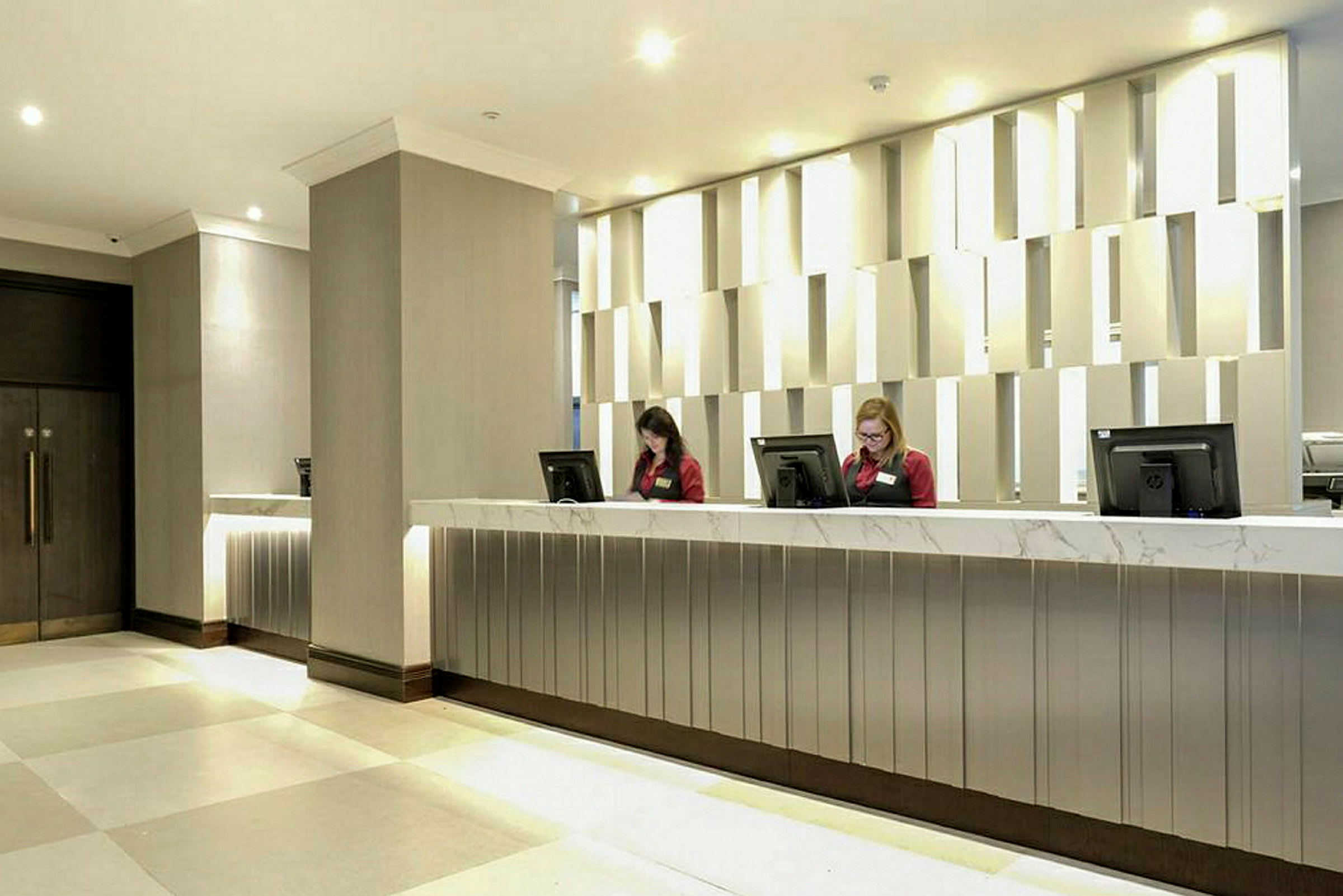 Reception med modern inredning och belysning. (AI-genererad text)