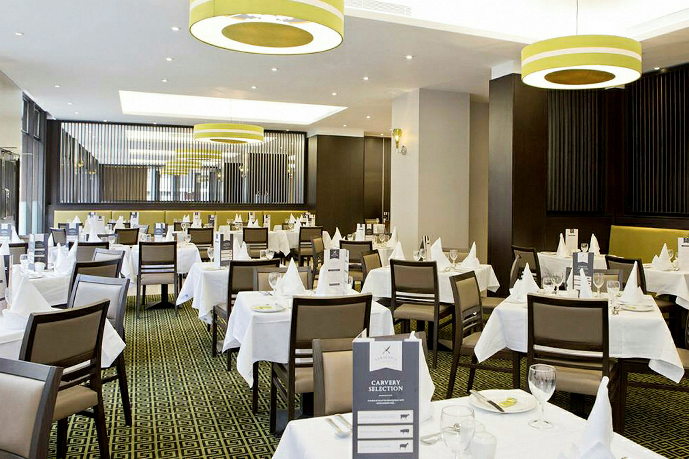 En elegant restaurang med vita dukar och dukning. (AI-genererad text)