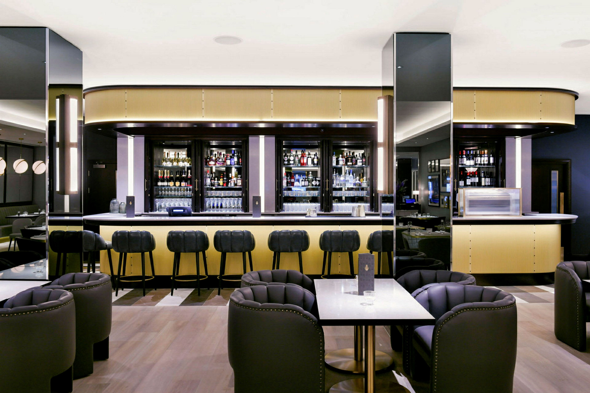 À la carte-restaurang och bar