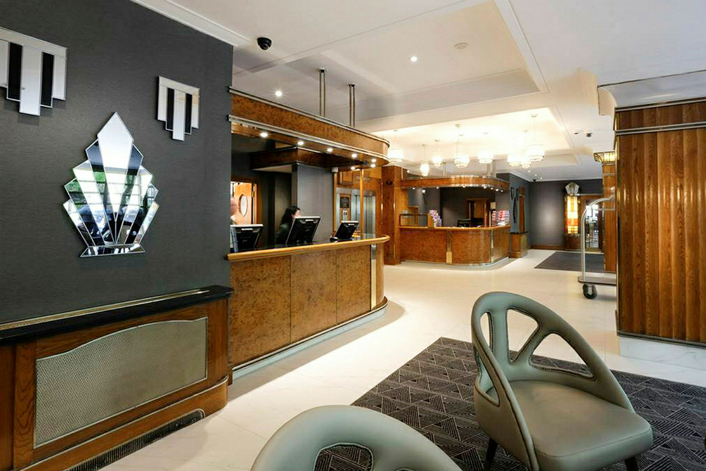 Bild av en hotellreception med trädetaljer och moderna möbler. (AI-genererad text)