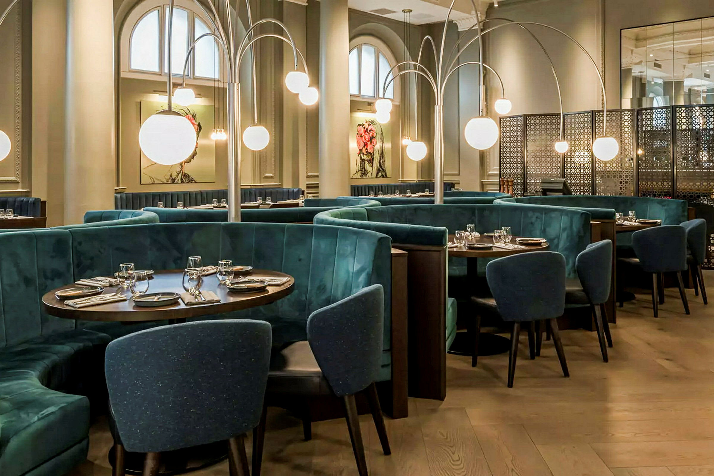 Kombinerad à la carte-restaurang och bar