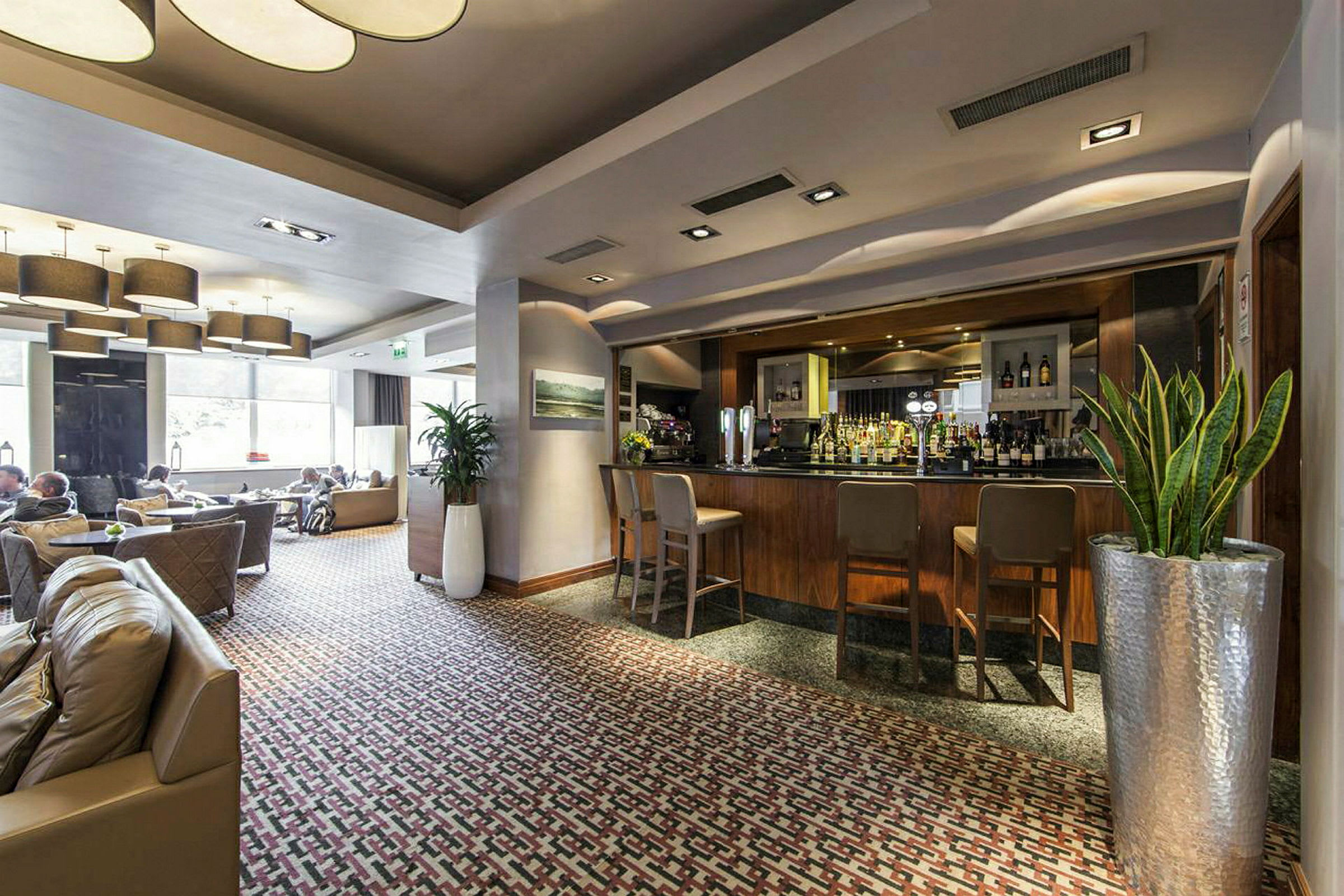 Lounge med bar och sittplatser. (AI-genererad text)