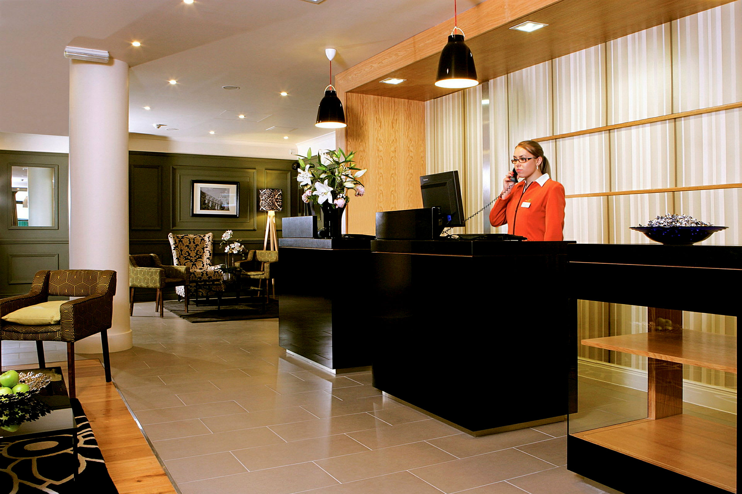 Receptionen på ett hotell med moderna möbler och dekor. (AI-genererad text)