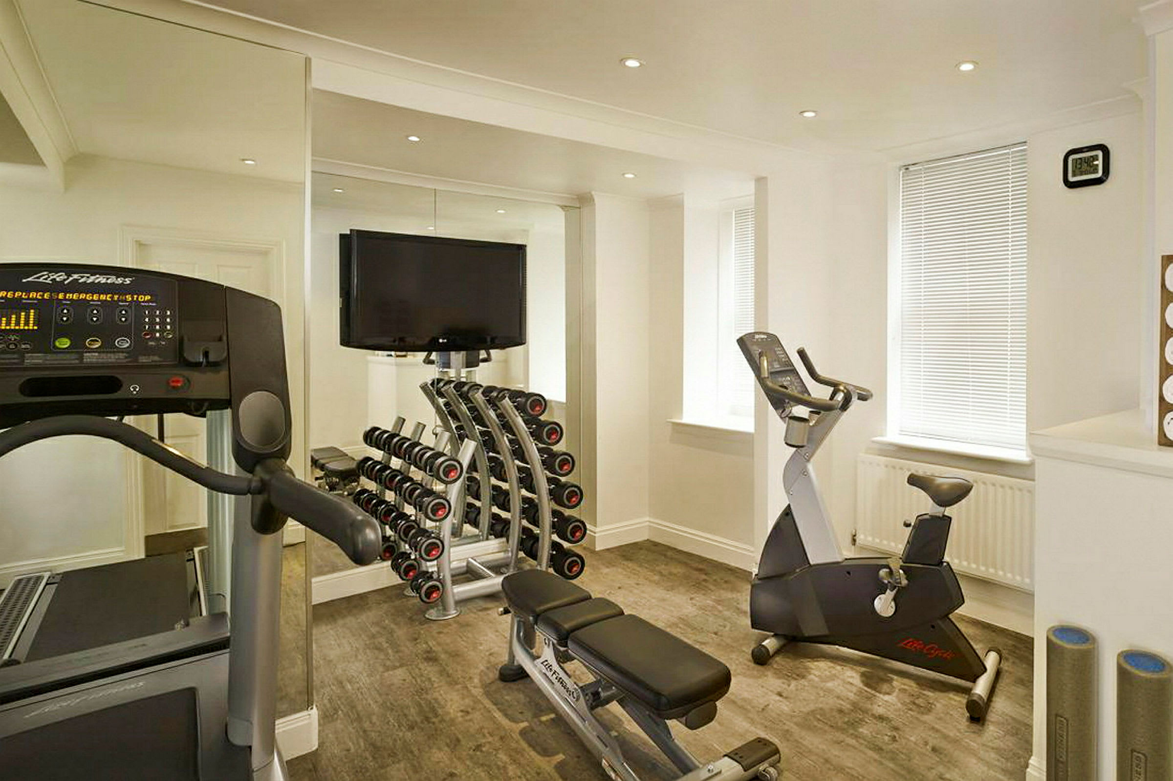 Ett gym med träningsmaskiner och vikter. (AI-genererad text)
