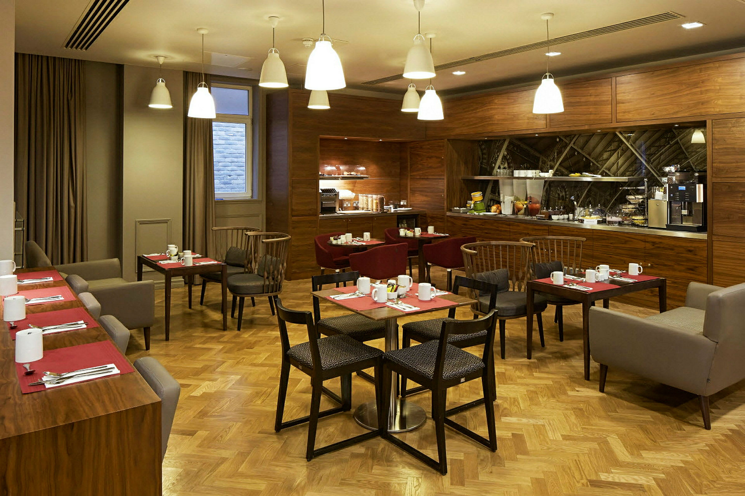 Restaurang interiör med dukade bord och stolar. (AI-genererad text)