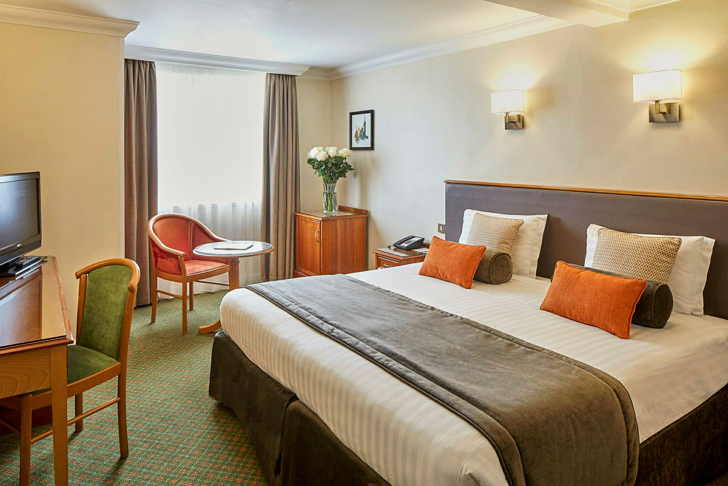 Ett hotellrum med dubbelsäng, möbler och fönster. (AI-genererad text)