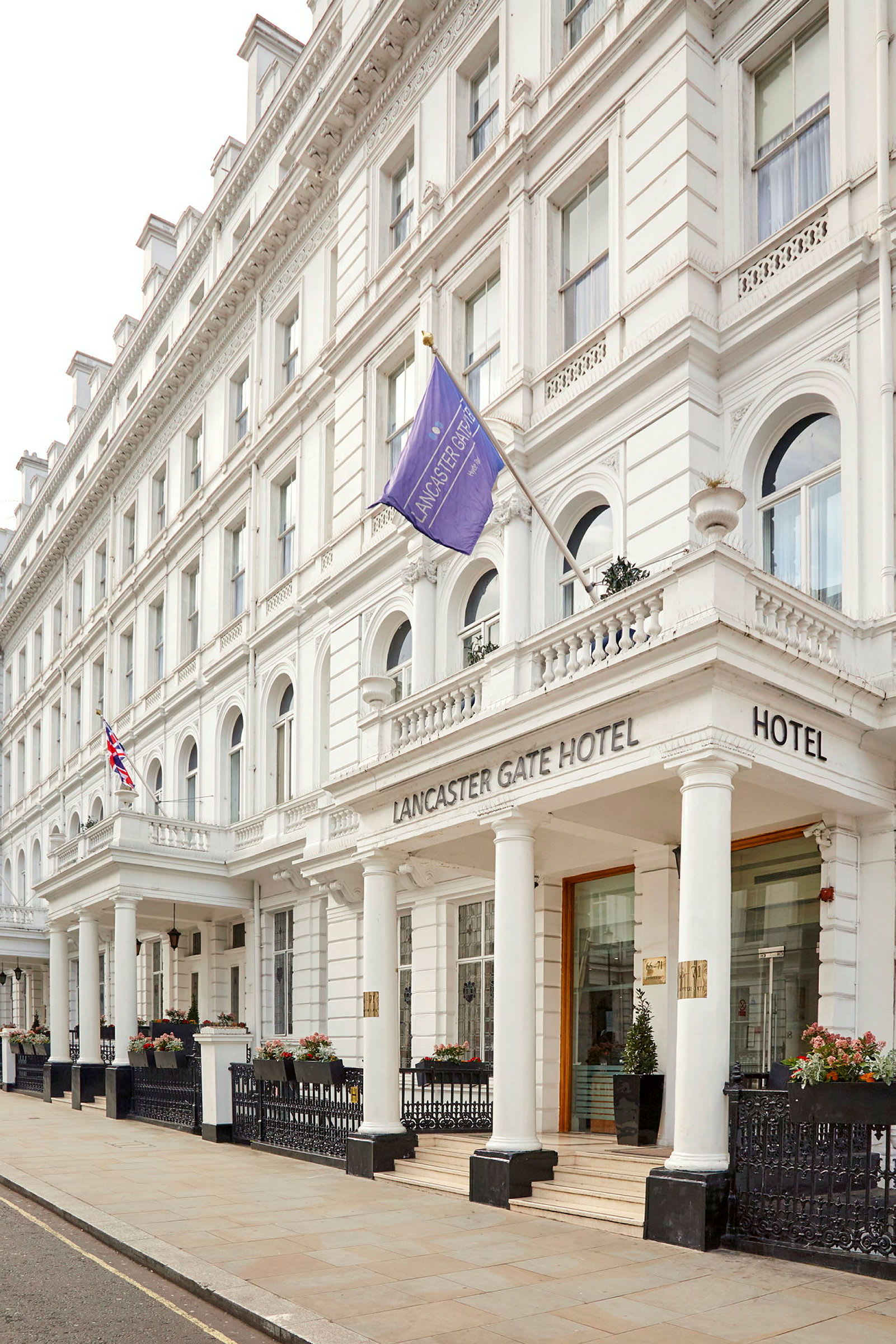 Hotellet Lancaster Gate sett från gatan, med vita detaljer och pelare. (AI-genererad text)
