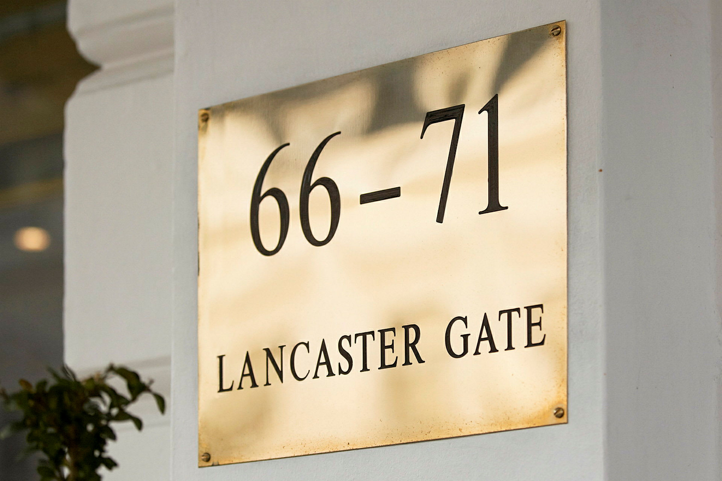 Skylt med texten 66-71 Lancaster Gate. (AI-genererad text)
