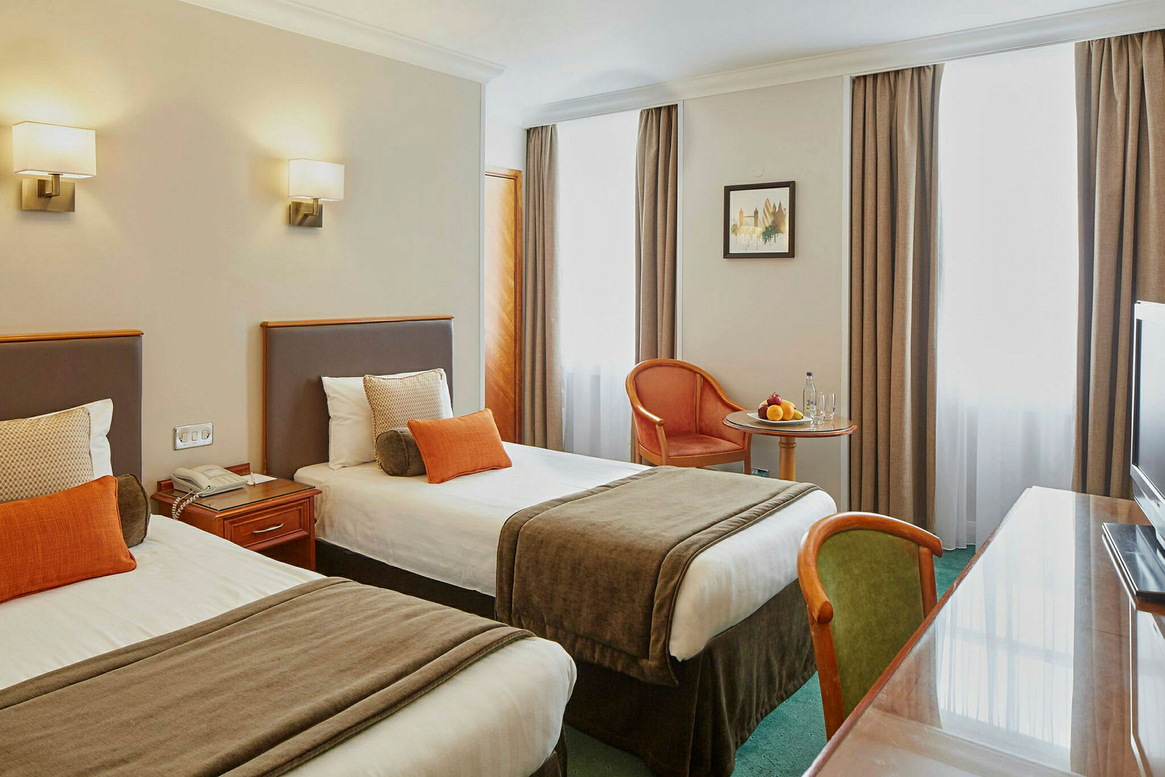Hotellrum med två enkelsängar och bord. (AI-genererad text)