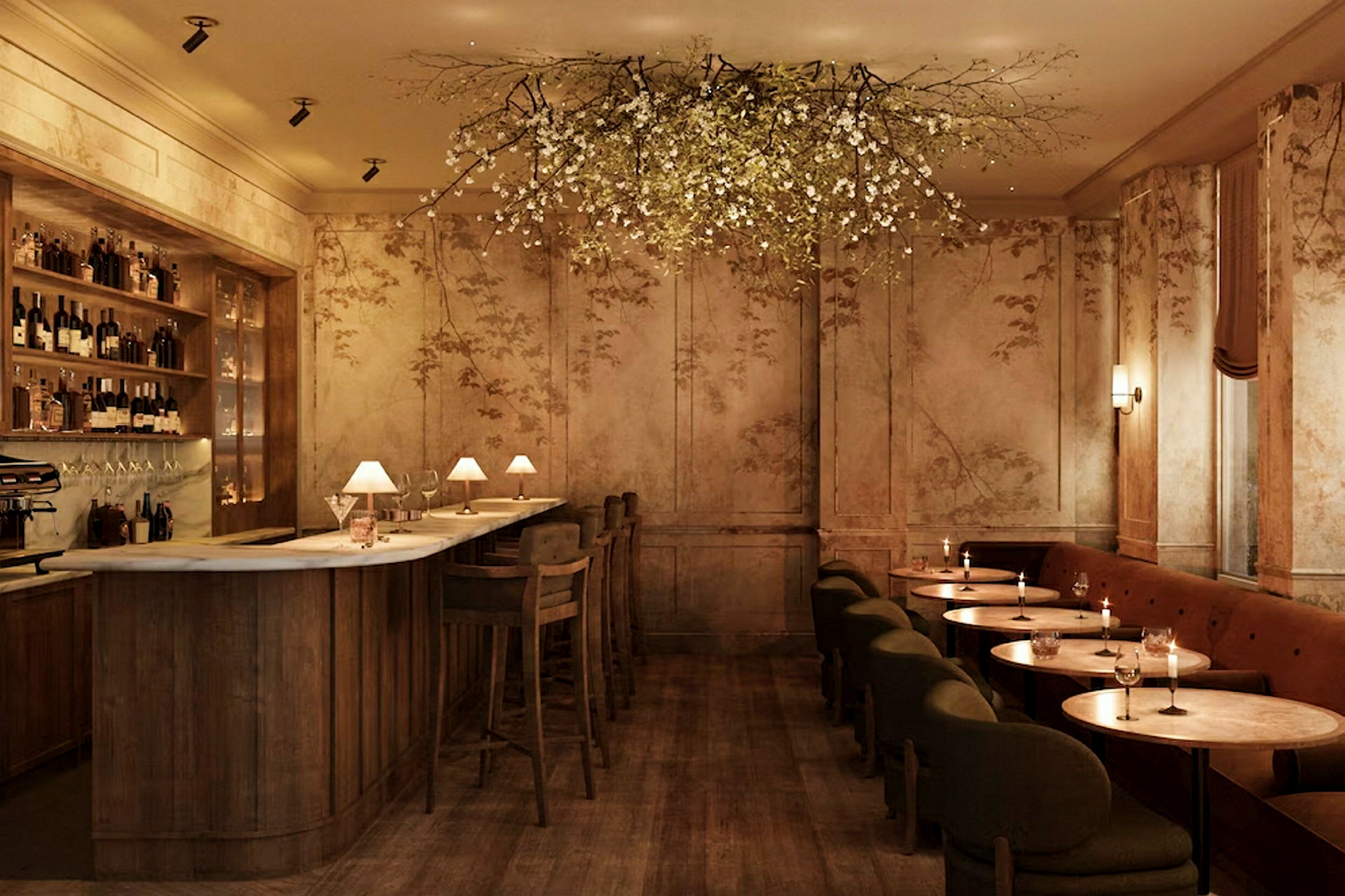 En elegant bar med varma färger, dekorerad med trädetaljer och en blommande takkrona. (AI-genererad text)