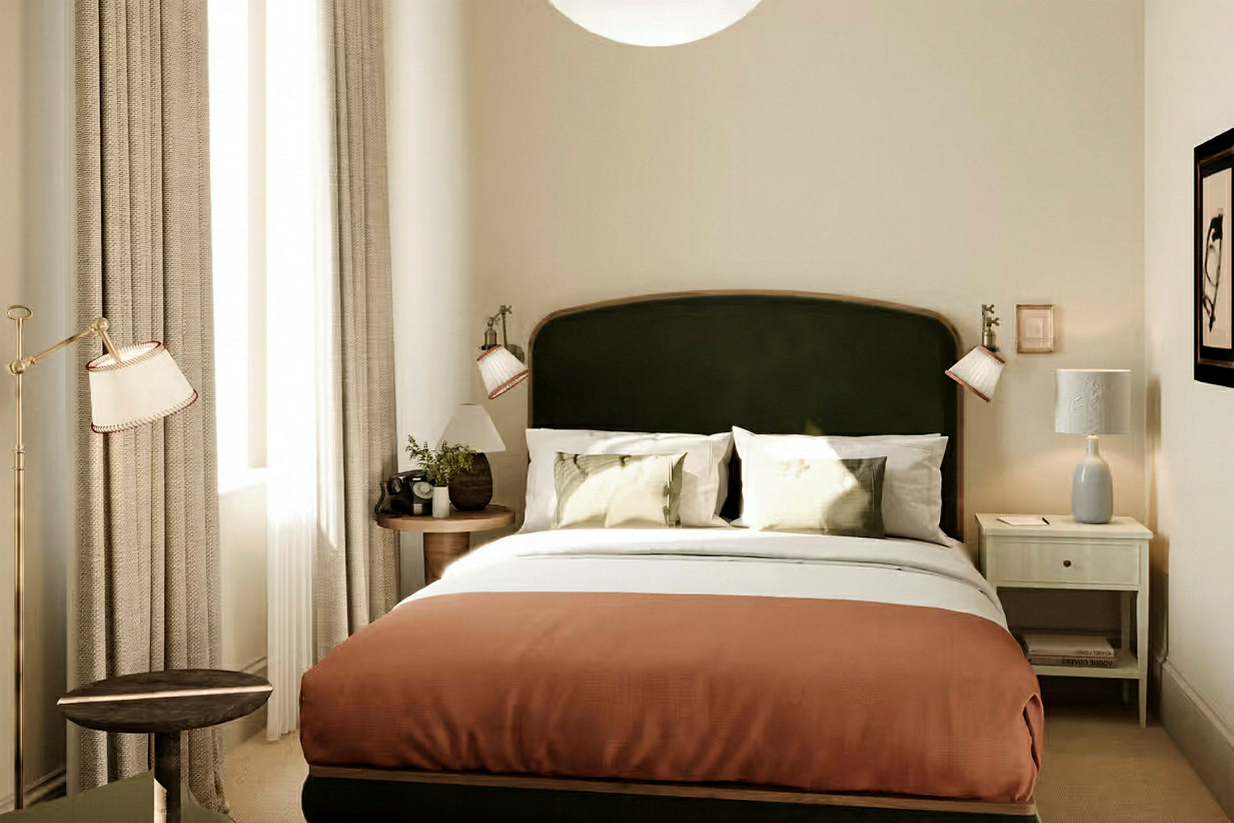Ett hotellrum med en dubbelsäng, två sängbord och dekorativa detaljer. (AI-genererad text)