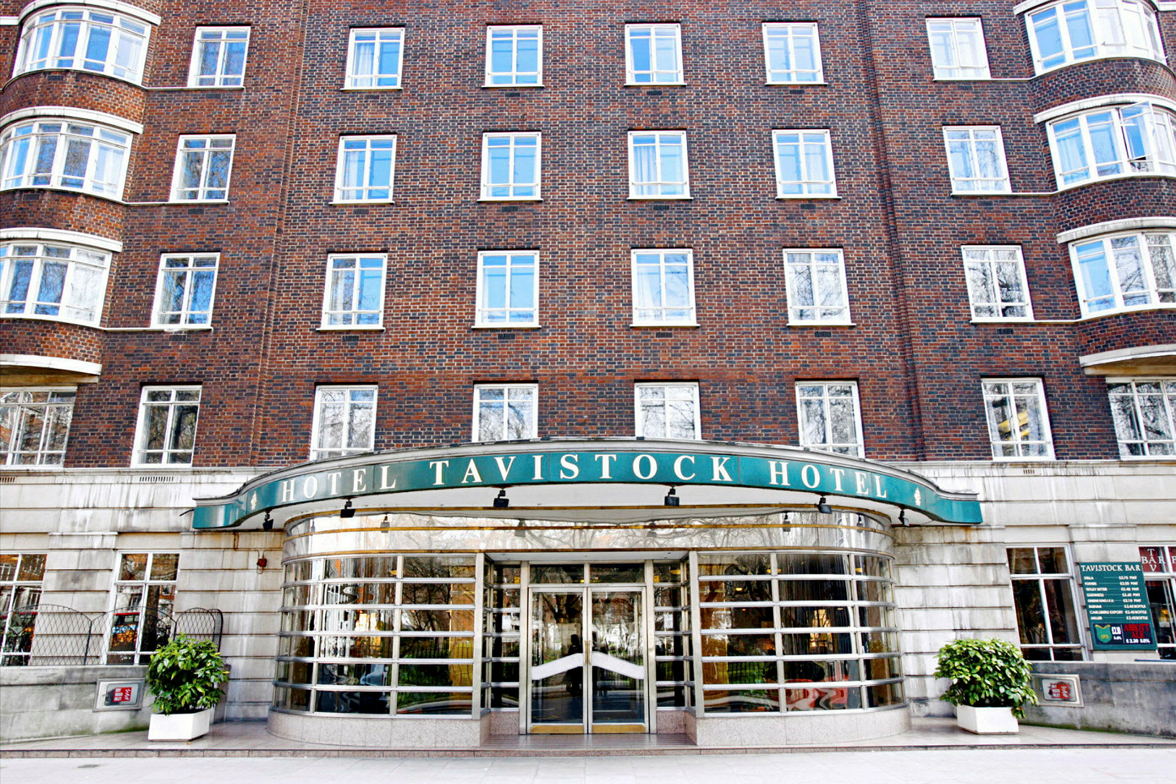 Hotellbyggnad i tegel med skylt Tavistock Hotel och huvudentré. (AI-genererad text)