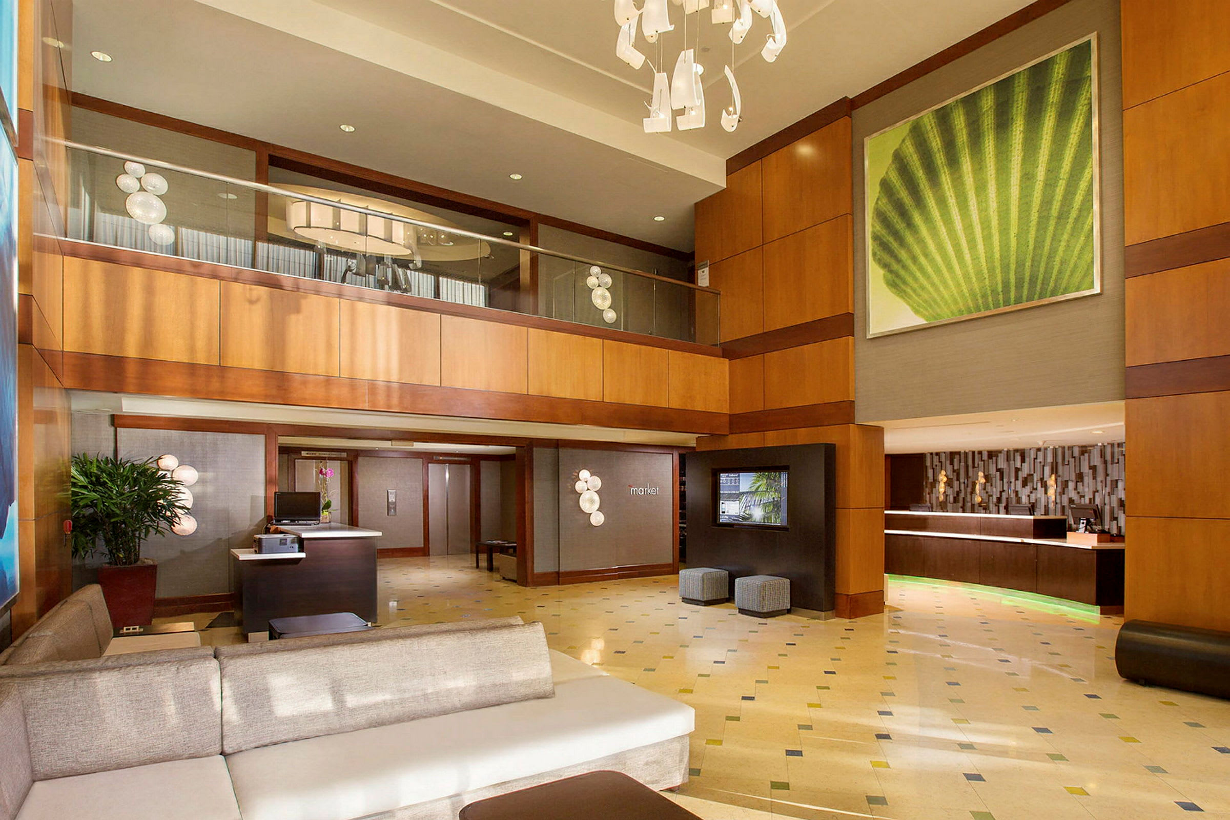En hotellobby med sittgrupp, receptionsdisk och modern inredning. (AI-genererad text)