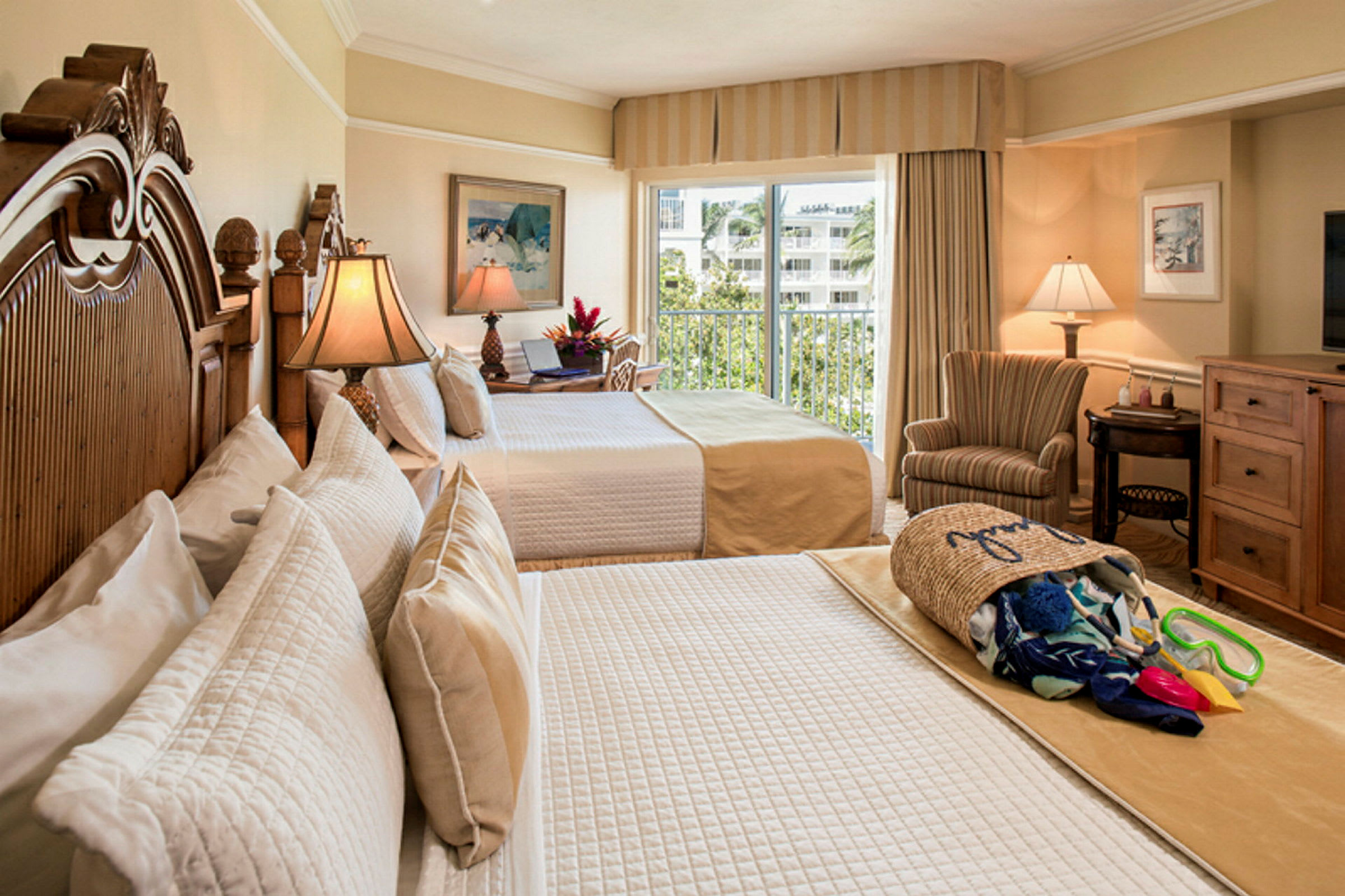 Hotellrum med två bäddar, elegant inredning och ljusinsläpp från ett fönster med utsikt över grönska. (AI-genererad text)