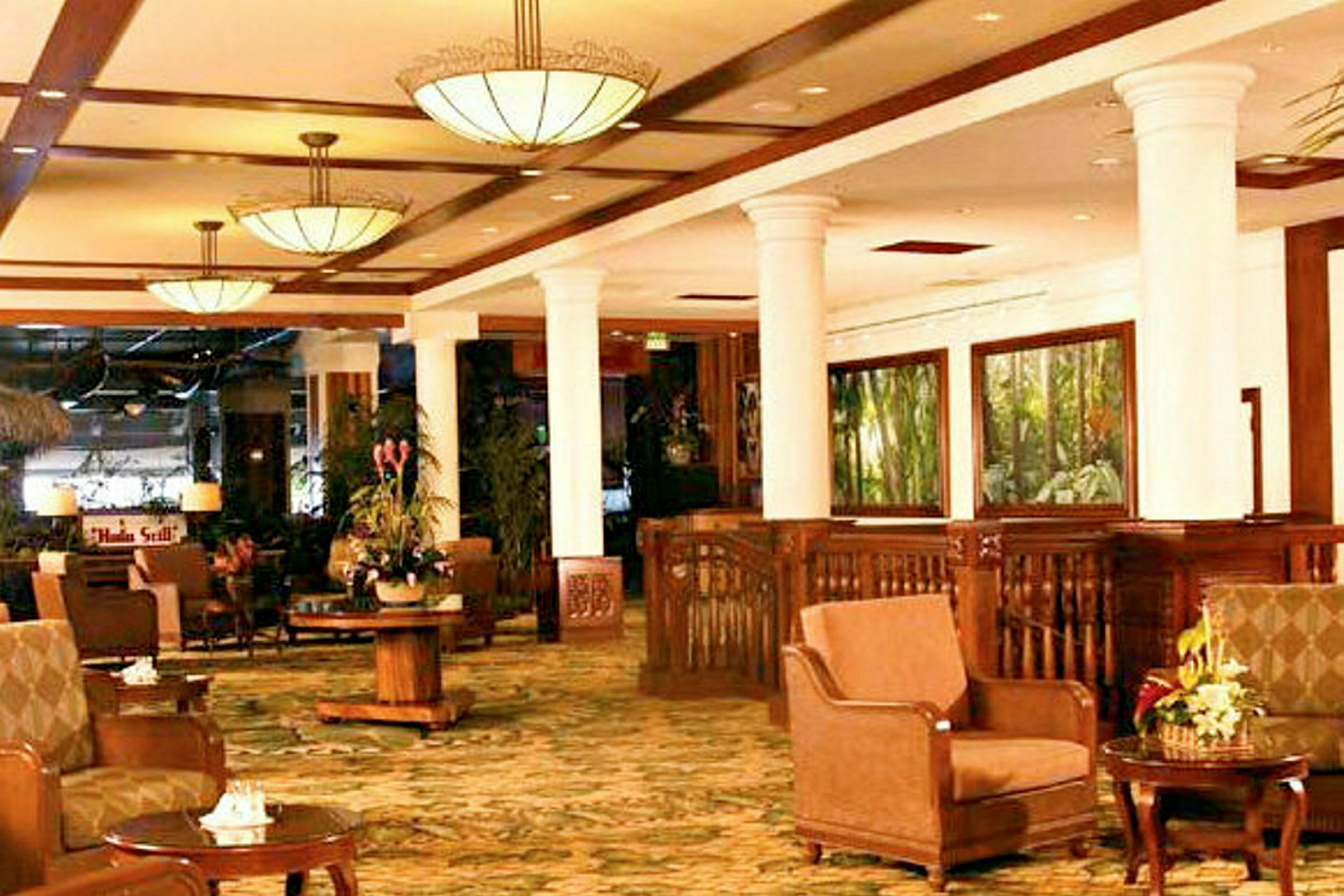 En elegant lobby med möbler, två soffgrupper och lampor i taket. (AI-genererad text)
