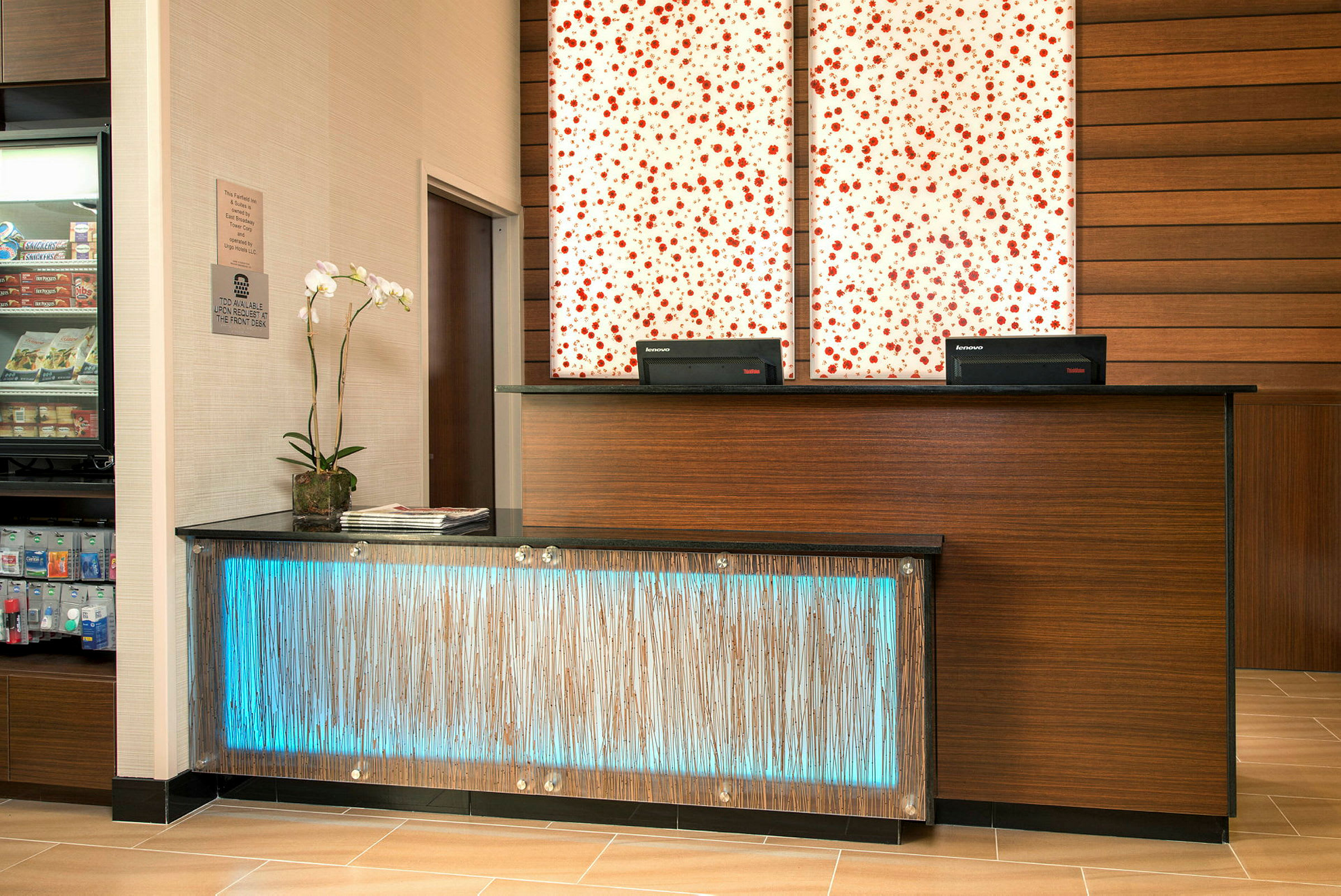 Reception med träpanel och belyst dekoration. (AI-genererad text)