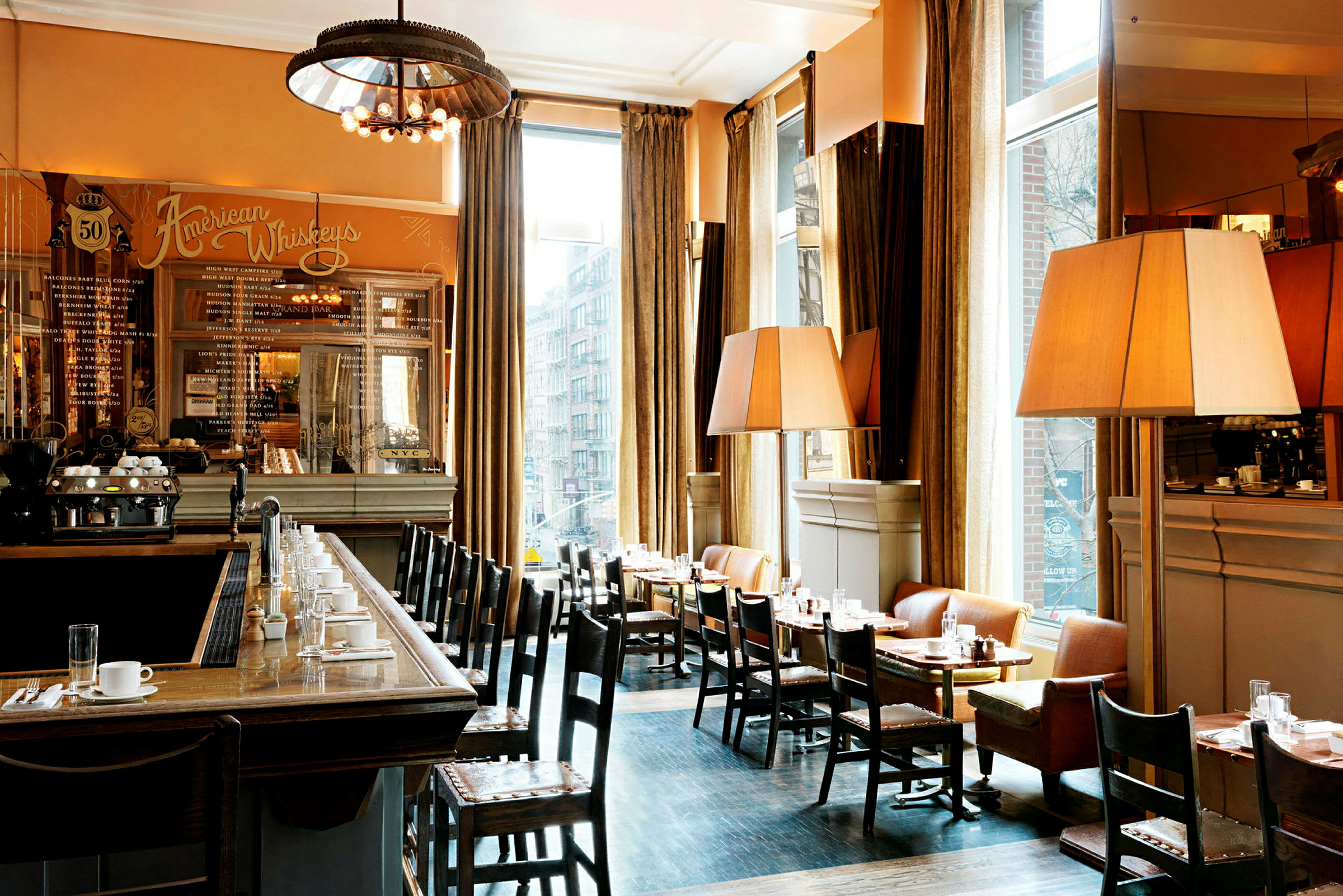 En elegant bistro med bar och bord med dukar, arrangerade vid stora fönster. (AI-genererad text)