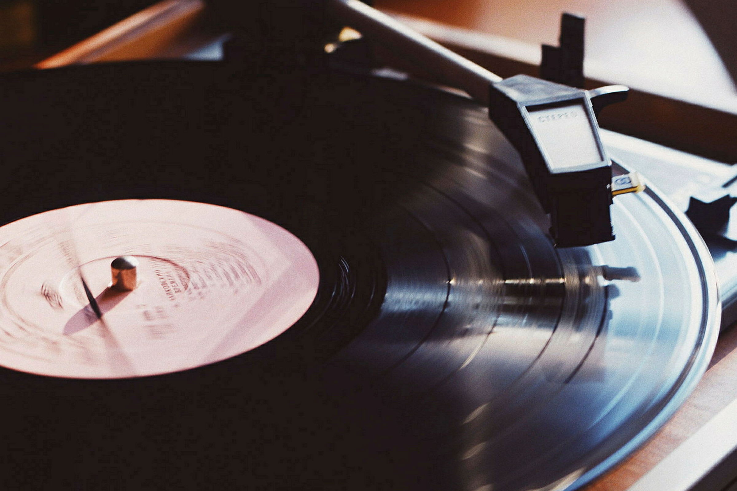 Närbild på en vinylskiva som spelas på en grammofon. (AI-genererad text)
