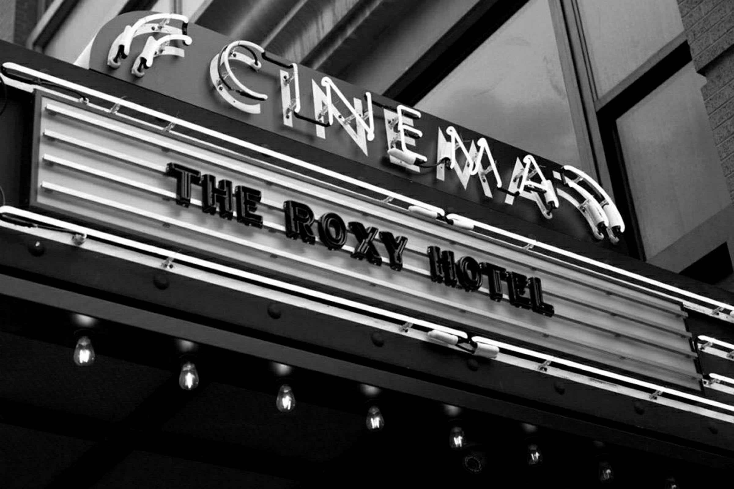 Bild av en biografskylt med texten "The Roxy Hotel". (AI-genererad text)