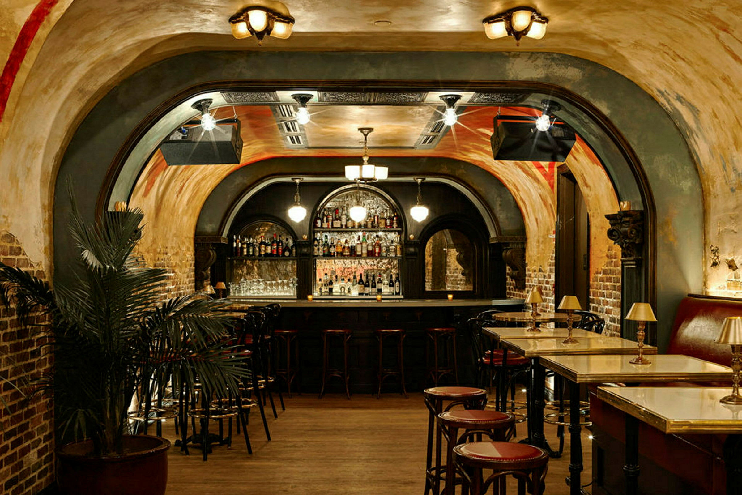 Interiör av en elegant bar med sittplatser, bord, och en välutrustad bardisk. (AI-genererad text)