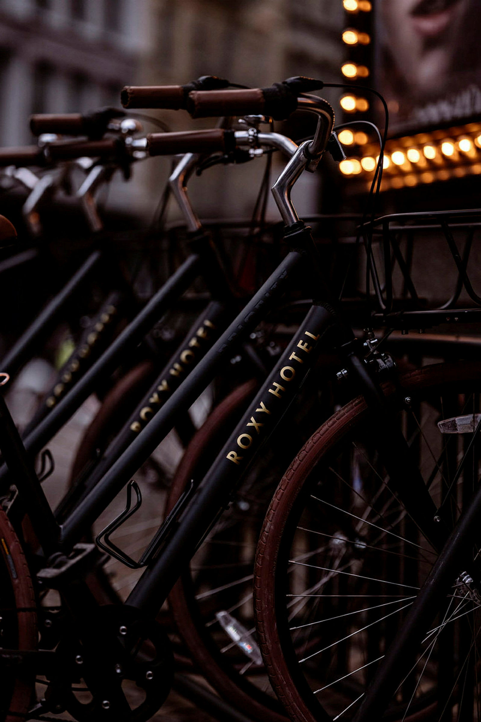 Närbild av en rad cyklar med skyltning för Roxy Hotel. (AI-genererad text)