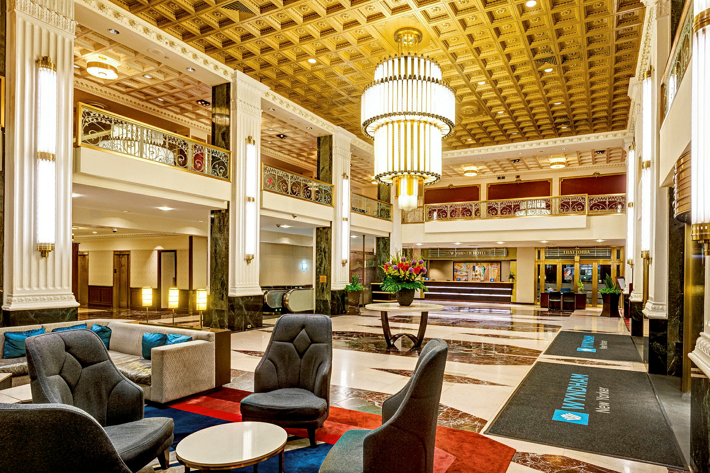 En rymlig hotellobby med elegant inredning, bekväma sittgrupper och en stor ljusarmatur i taket. (AI-genererad text)