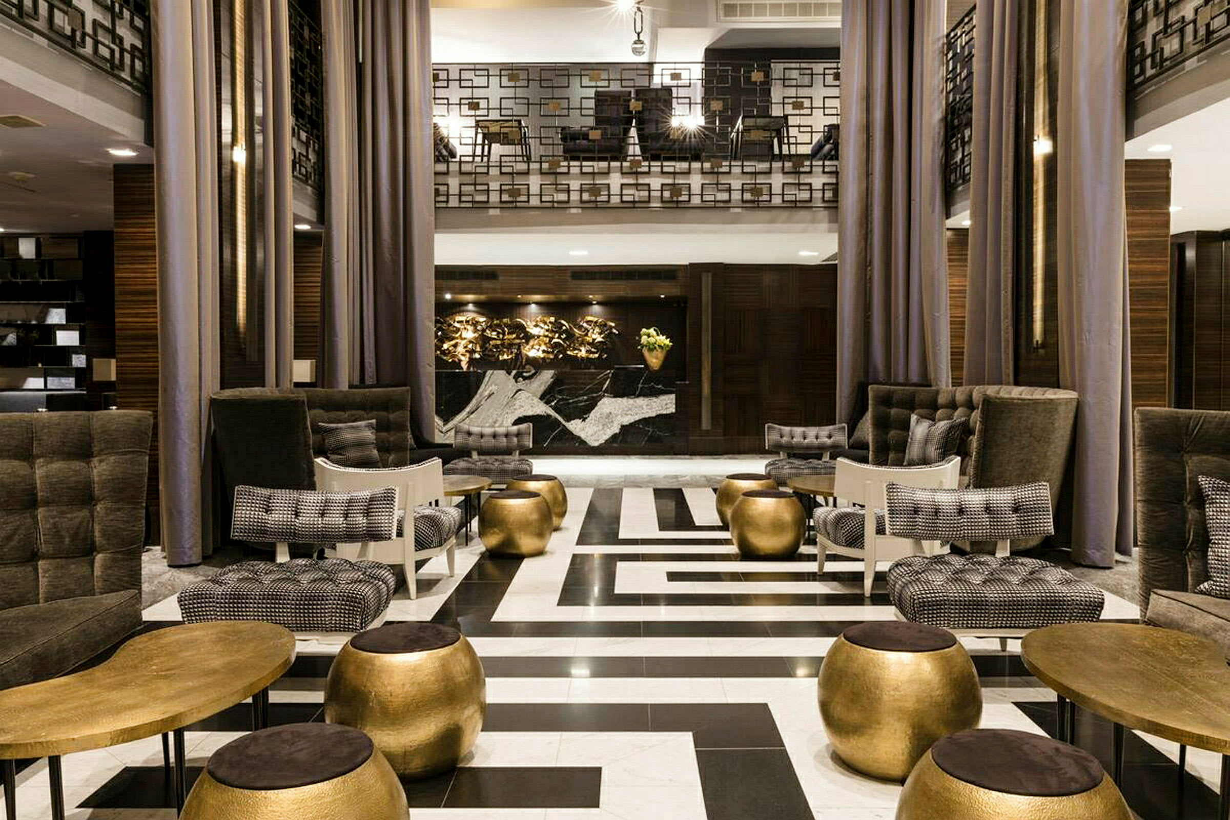 Ett elegant hotellobby med modern inredning, lyxiga möbler och dekorativa element. (AI-genererad text)