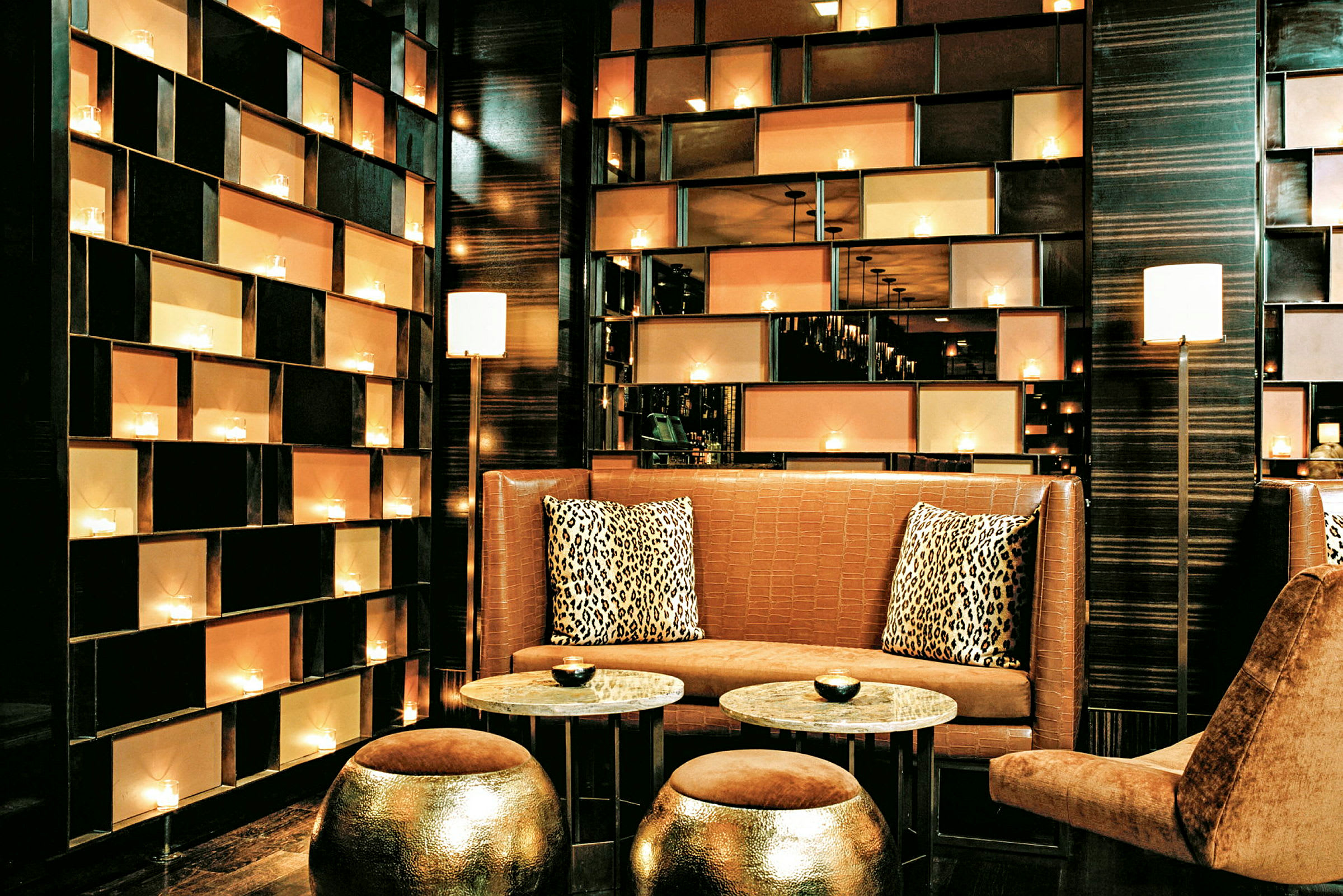 En elegant lounge med sittmöbler, små bord och dekorativa ljushyllor. (AI-genererad text)