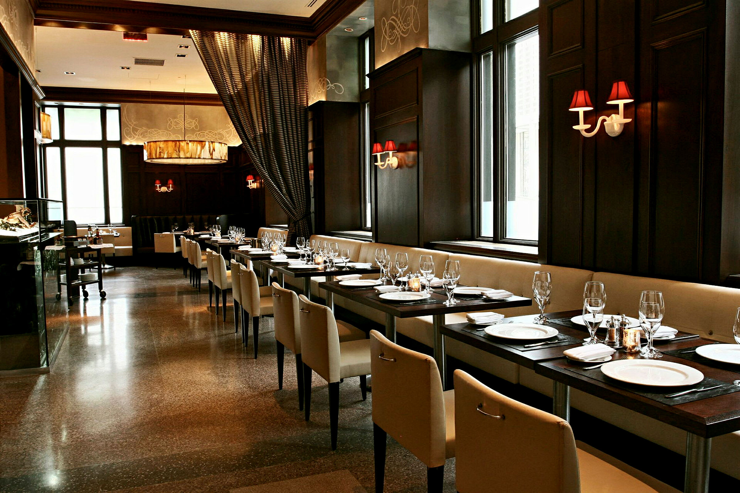 En elegant restaurang med dukade bord och moderna möbler. (AI-genererad text)