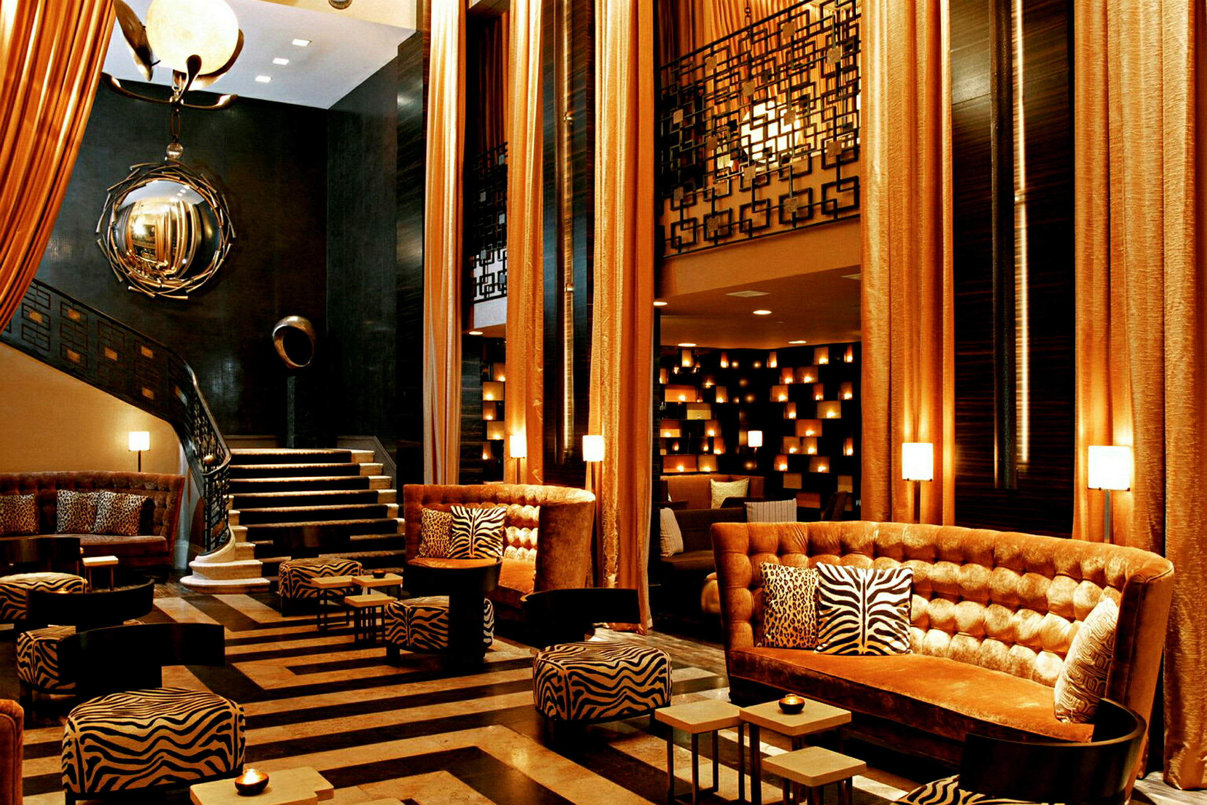Elegant hotellobby med sittplatser och trappräcke i modern design. (AI-genererad text)
