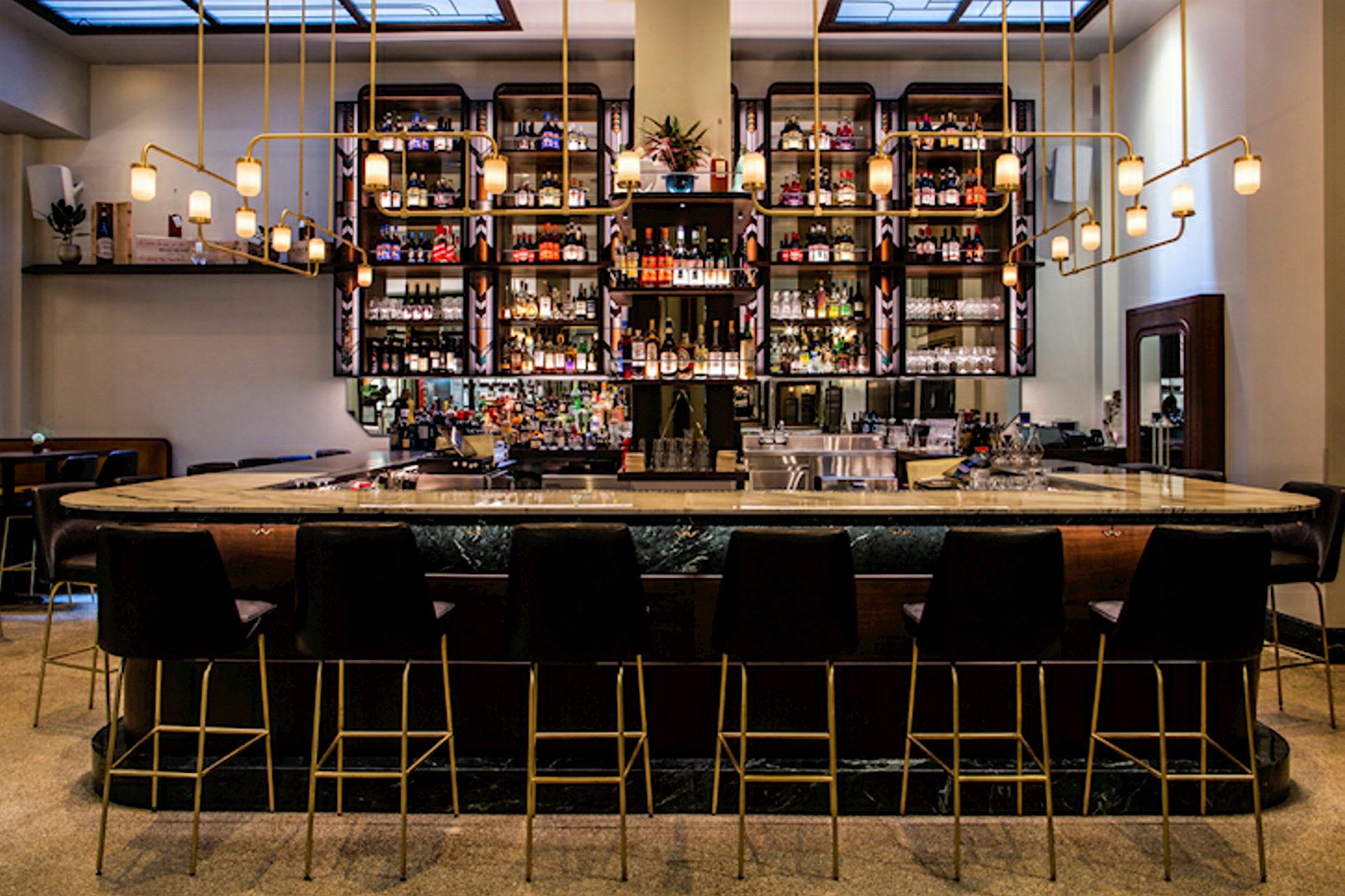En elegant bar med hög rygg och hörnbänkar. (AI-genererad text)