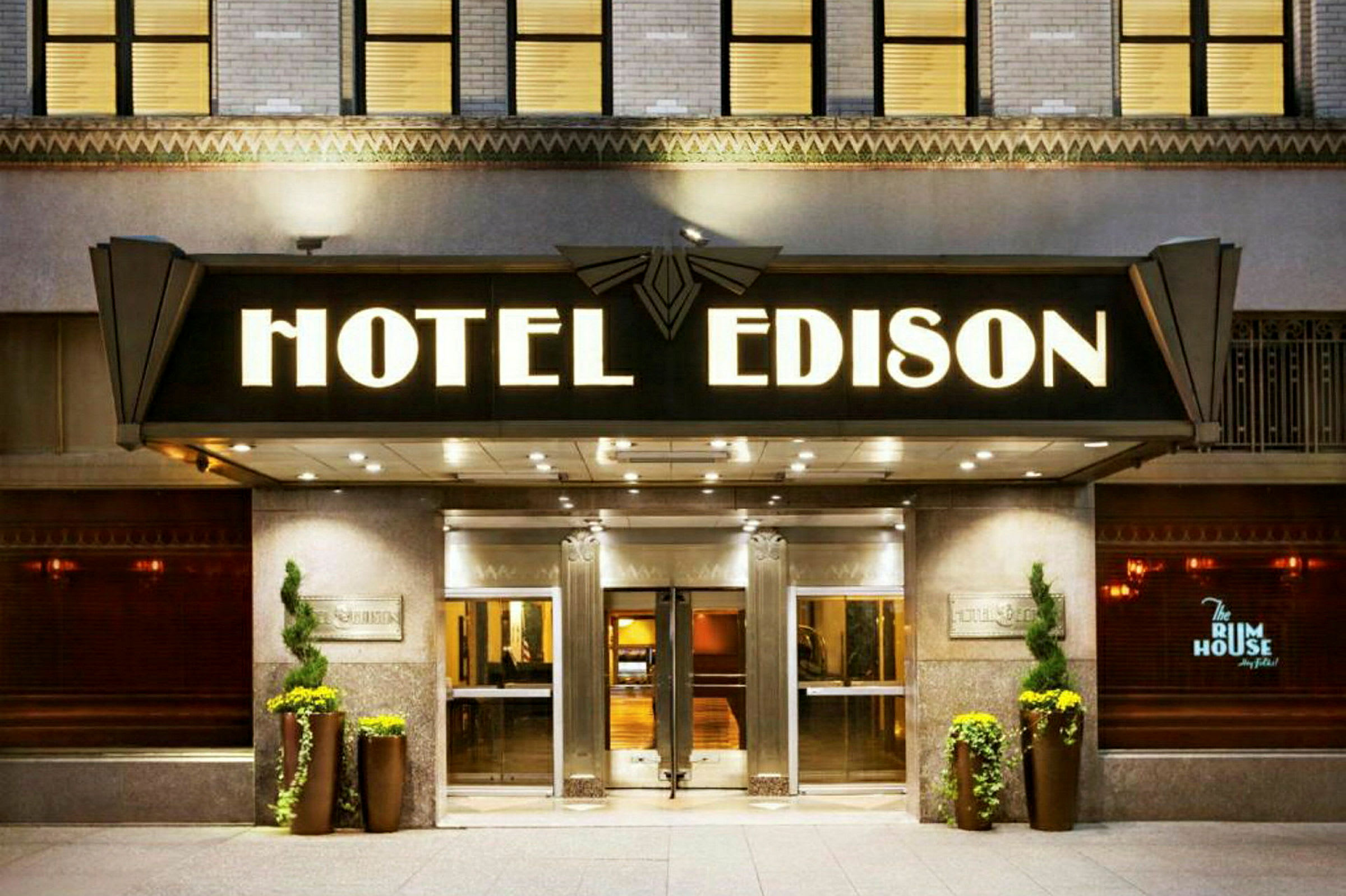 En hotellfasad med skylten "Hotel Edison" ovanför en ingång. (AI-genererad text)