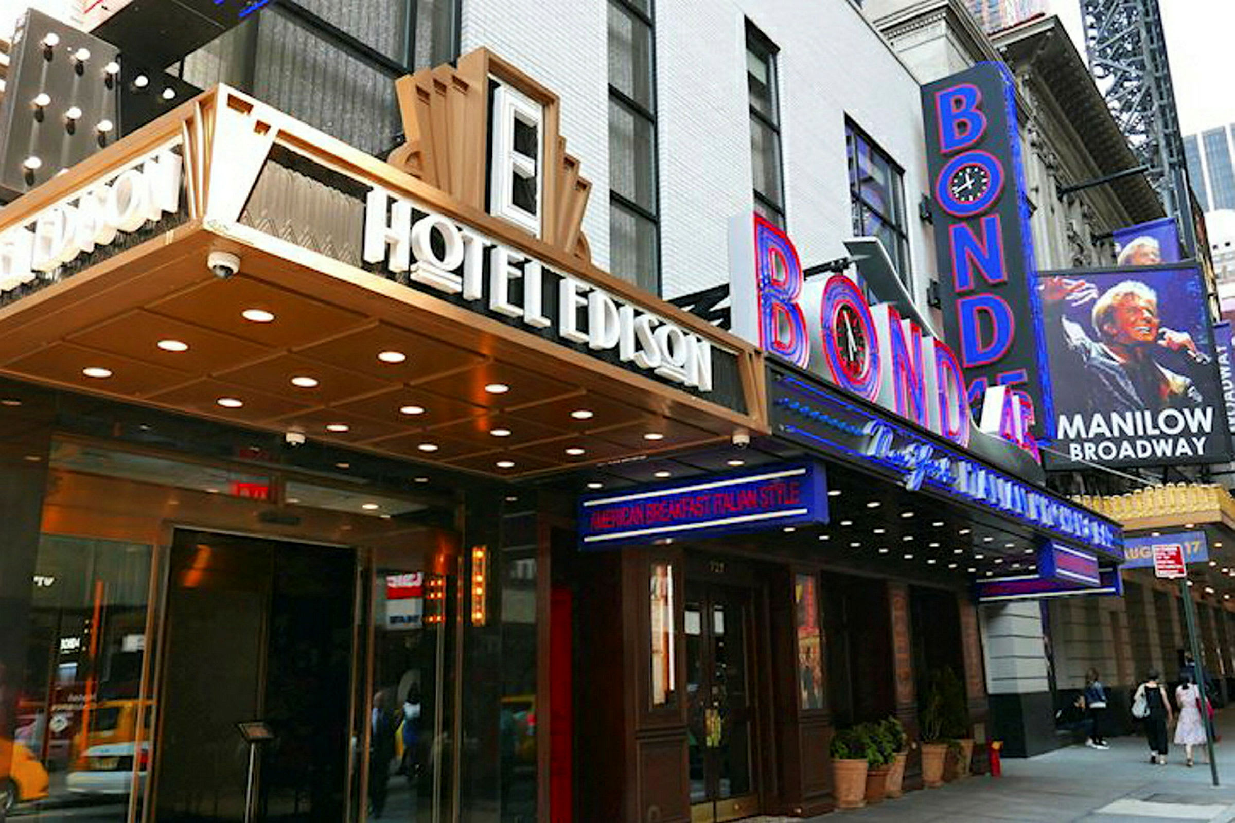 En bild på ingången till Hotel Edison och en skylt för Bond 45 på en livlig gata. (AI-genererad text)
