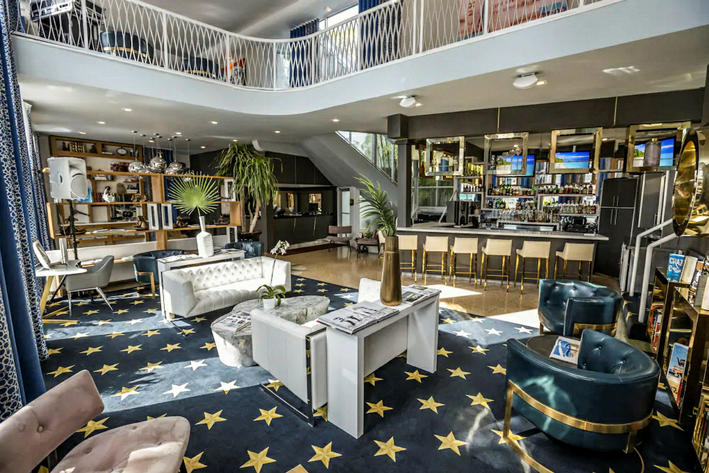 Bild av en inomhusmiljö med moderna möbler, ett stort blått golv med stjärnor och en elegant inredd bar. (AI-genererad text)
