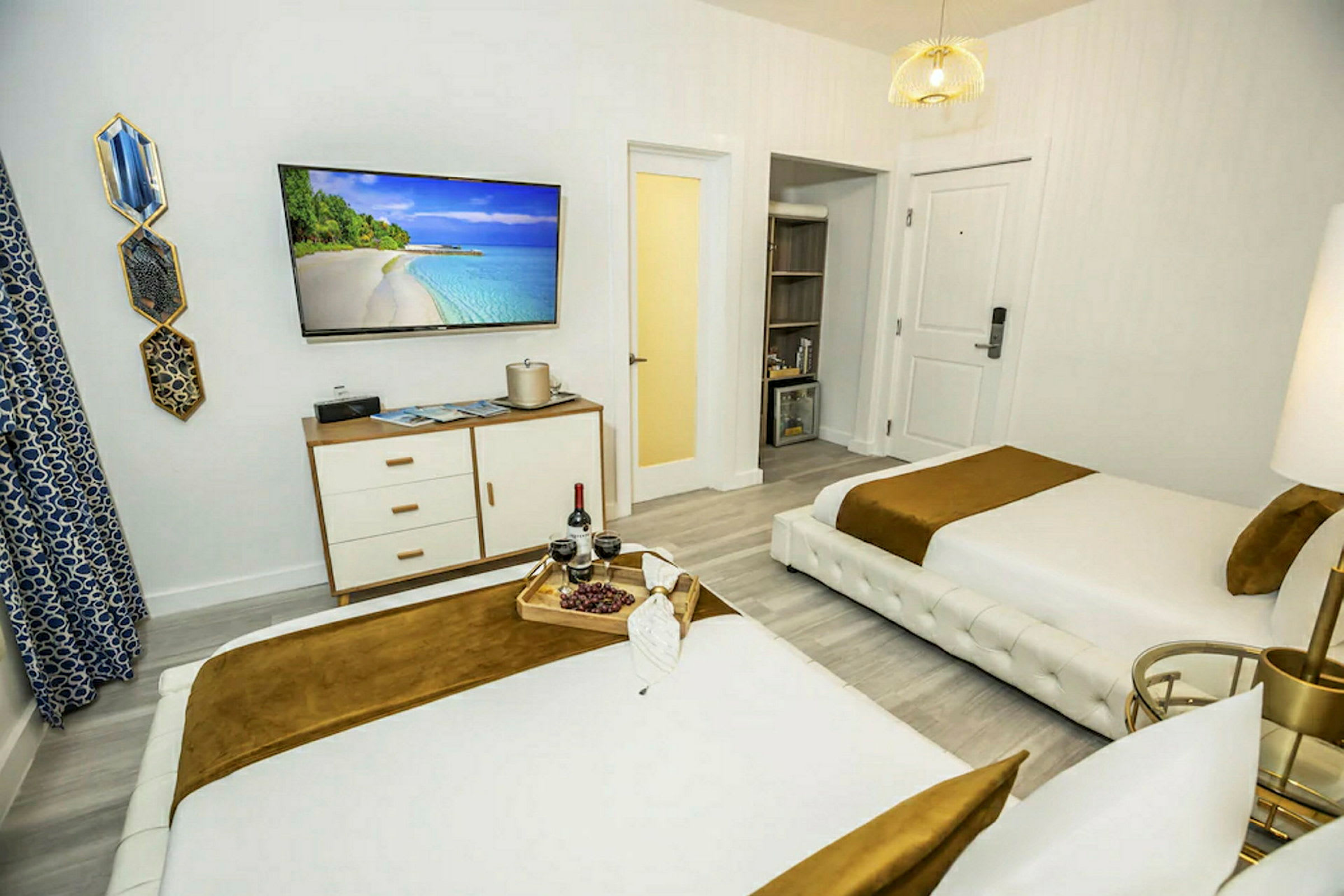 En hotellrum med två sängar, en TV och ett bord med dekoration. (AI-genererad text)