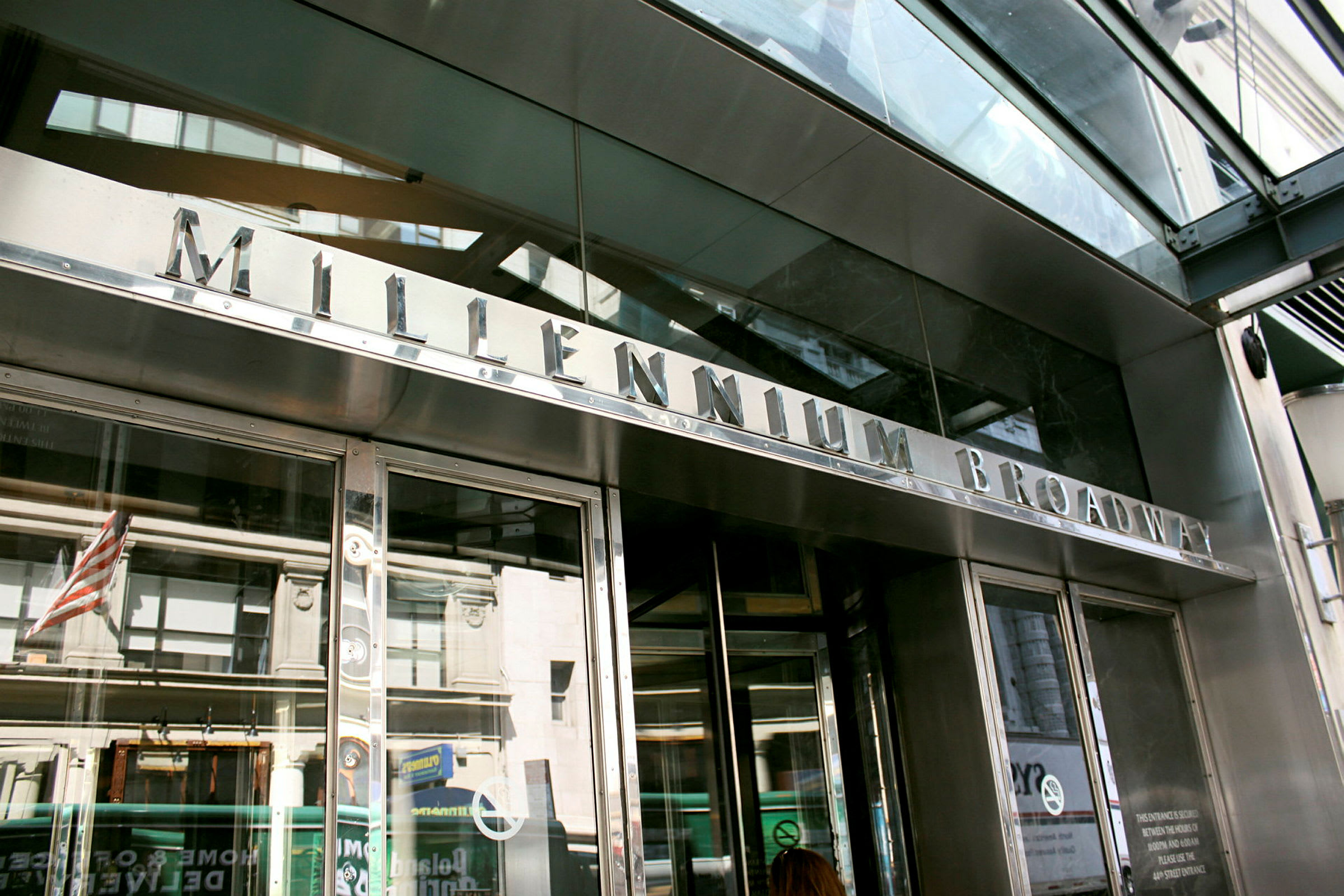 Bild av byggnad med skylten Millennium Broadway vid ingången. (AI-genererad text)
