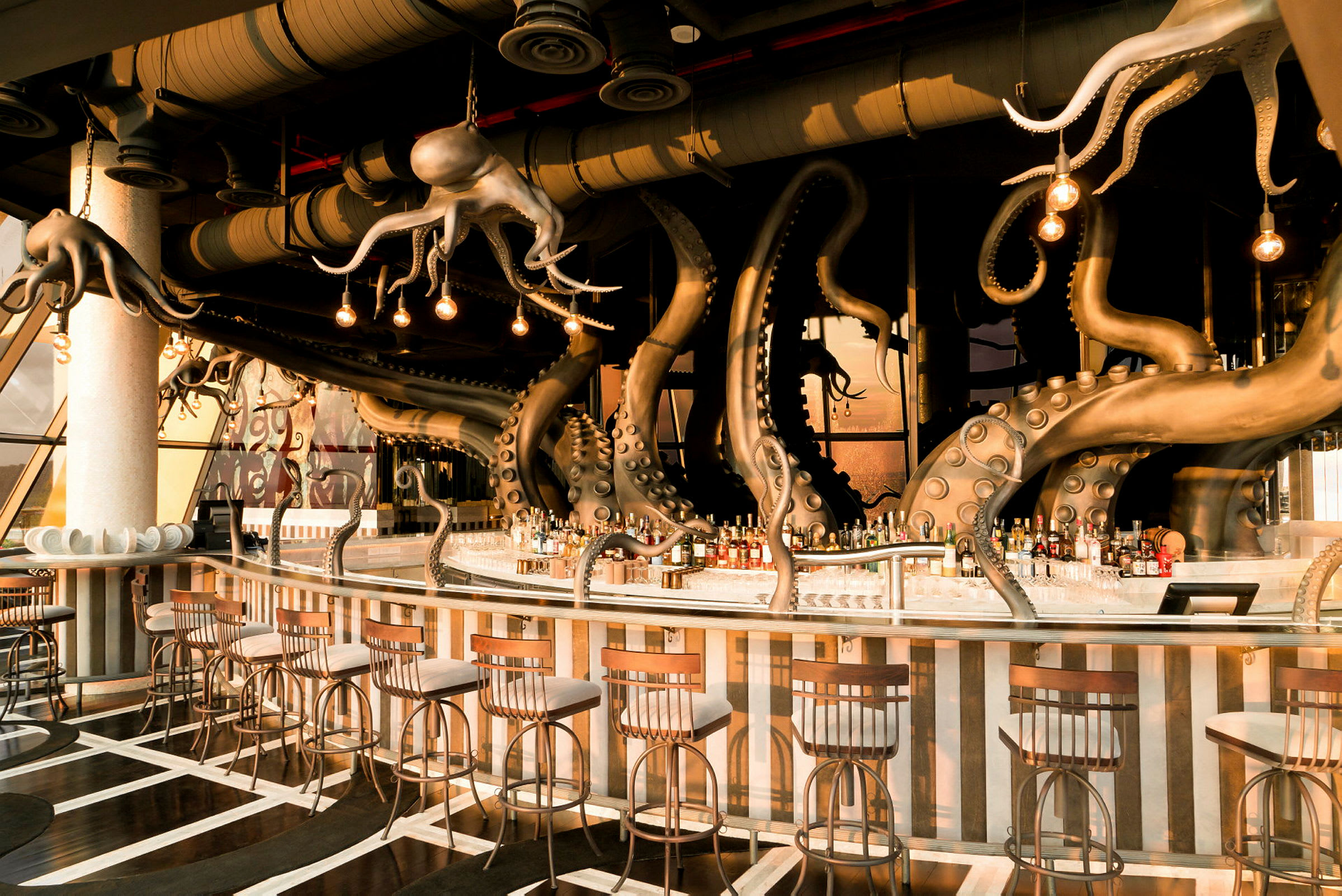 En bar med en unik design där taket och inredningen är dekorerade med stora bläckfisktentakler. (AI-genererad text)