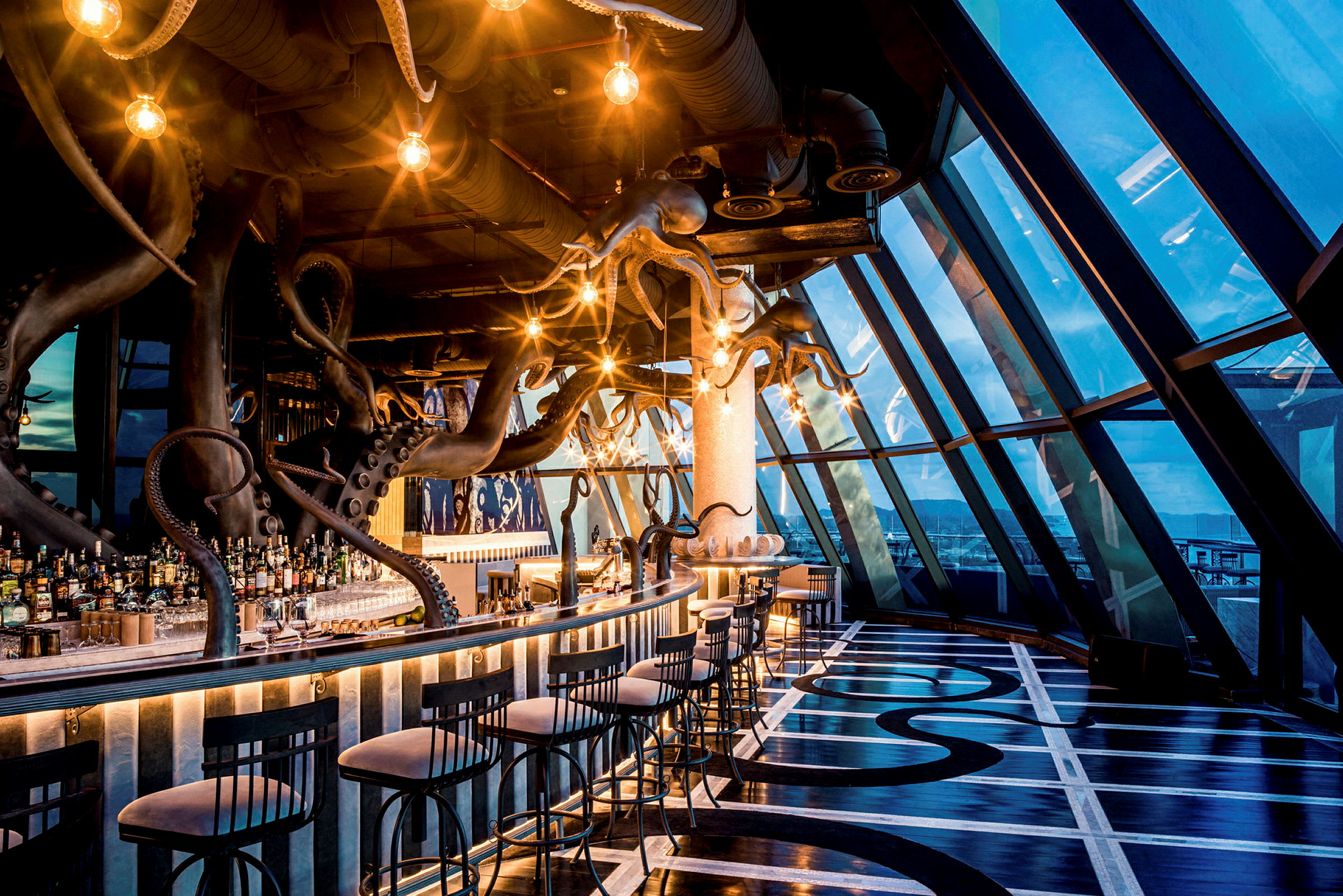 Bar med fantasifull dekoration och stora fönster med utsikt. (AI-genererad text)