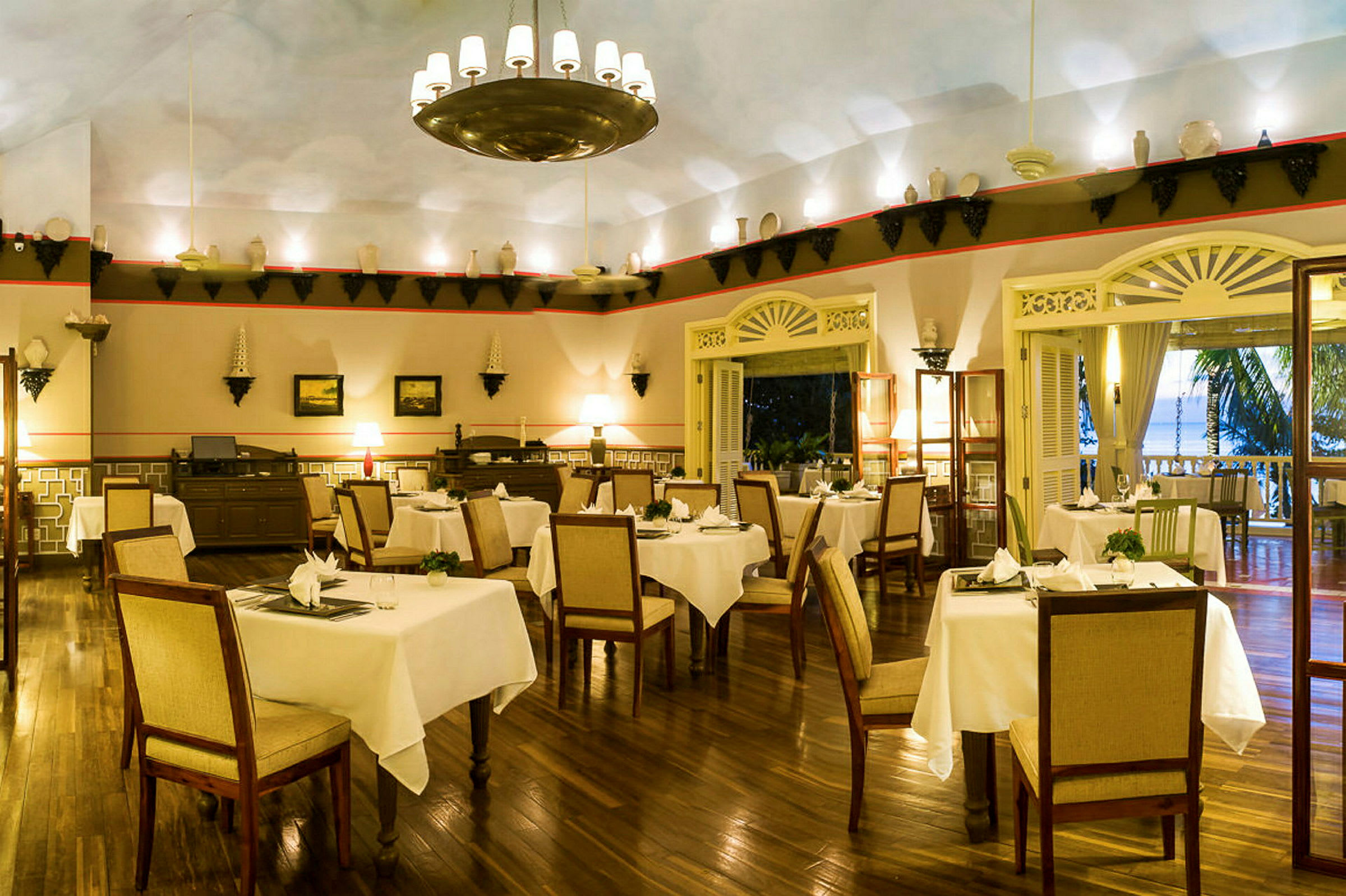 En elegant restaurang med dukade bord och stolar i en ljus och rymlig miljö. (AI-genererad text)