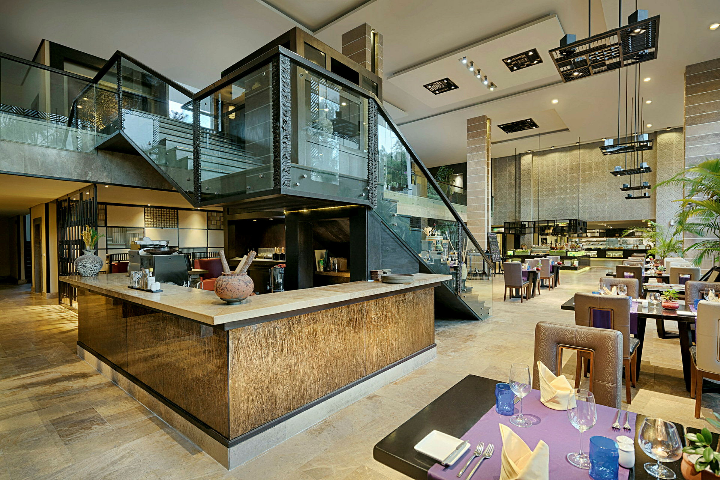 Restaurang med modern inredning, sittplatser och ett öppet kök. (AI-genererad text)