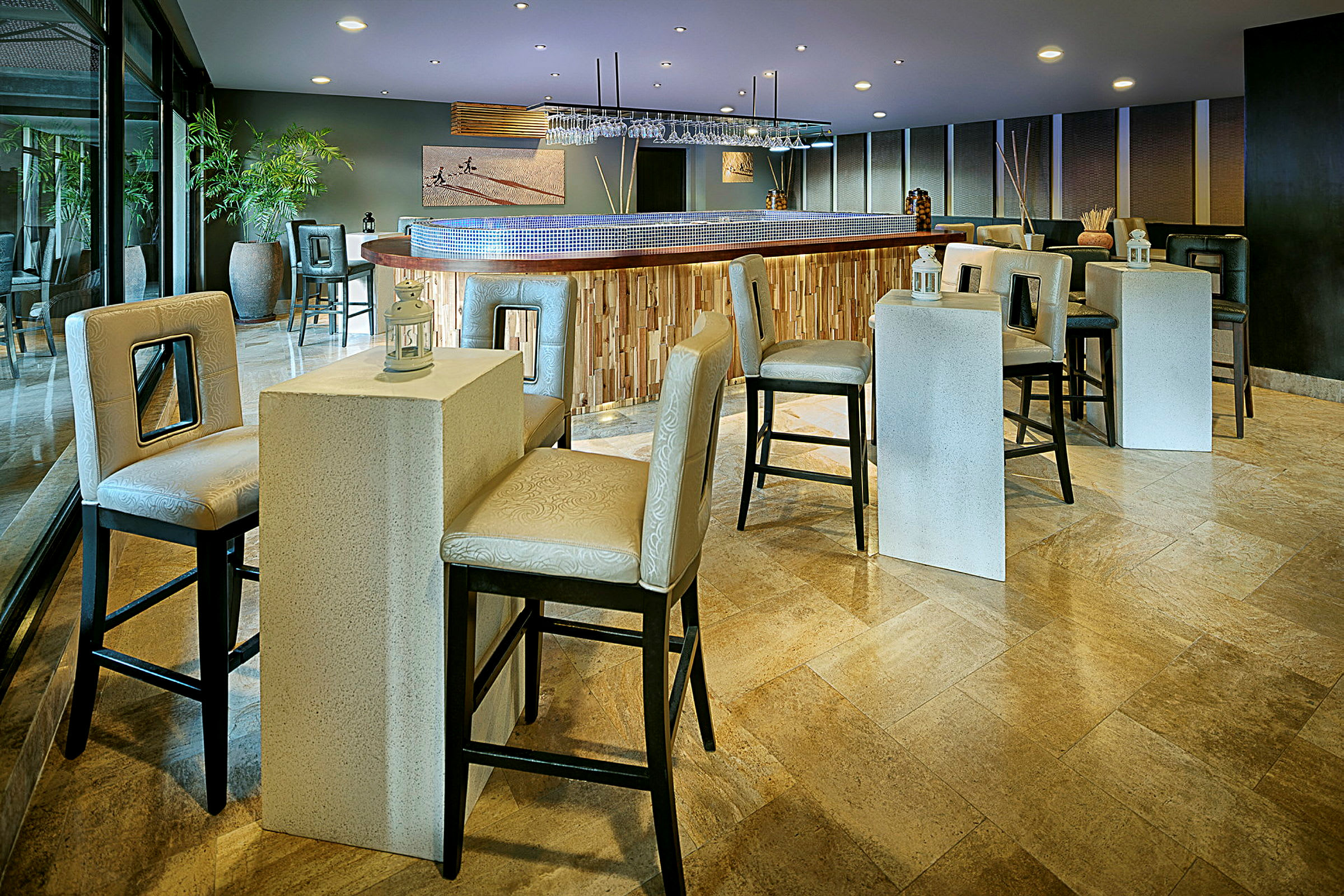 Interiör av en modern bar med höga stolar och bord. (AI-genererad text)