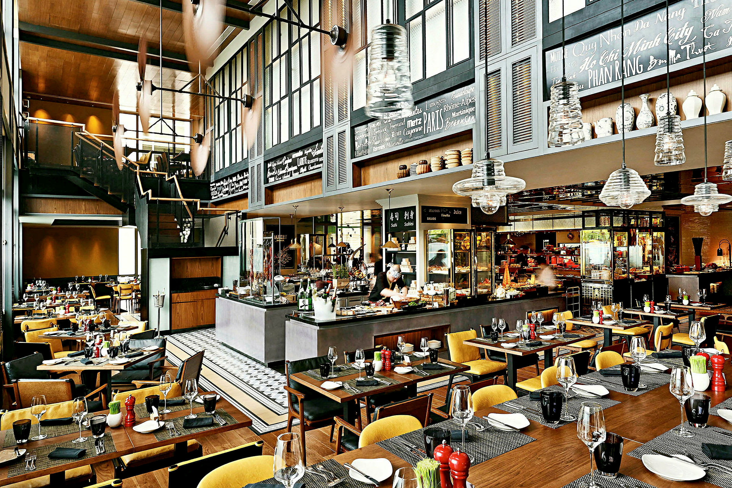 En elegant restaurang med dukade bord, öppet kök och modern inredning. (AI-genererad text)