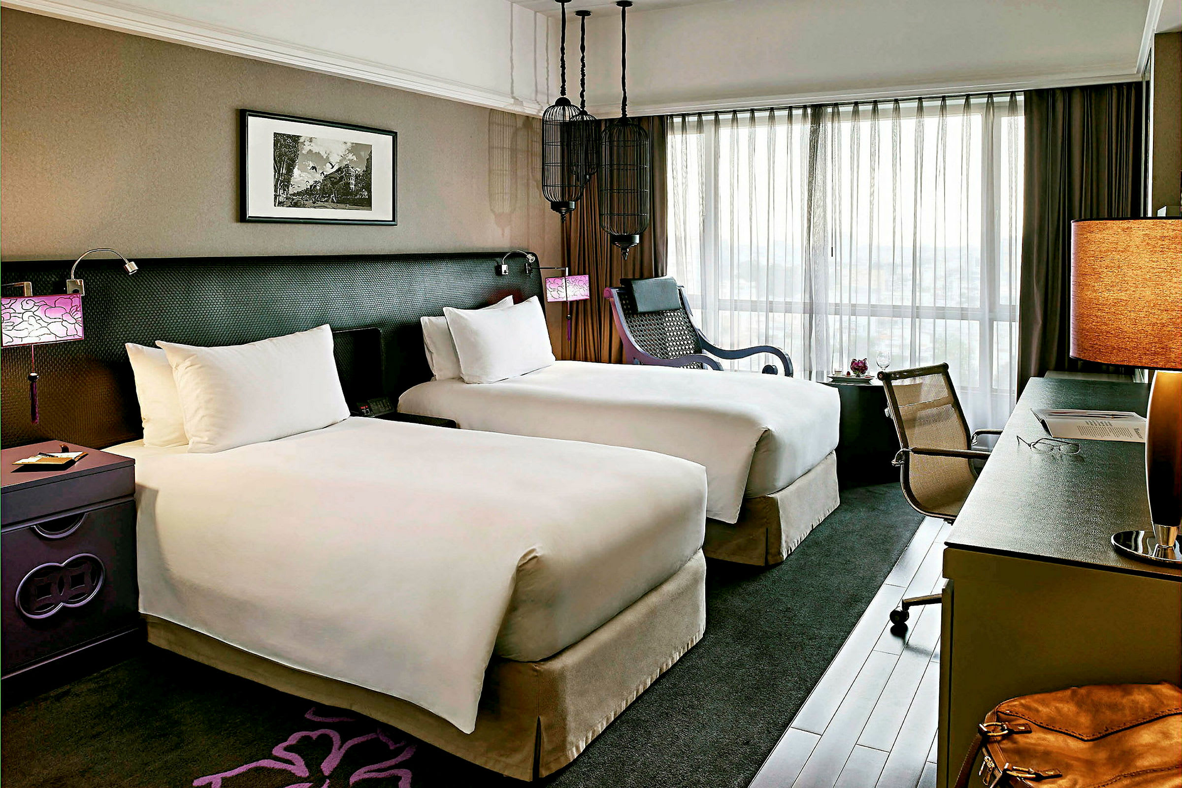 Hotelrum med två enkelsängar, fönster med genomskinliga gardiner, skrivbord med stol och en fåtölj. (AI-genererad text)