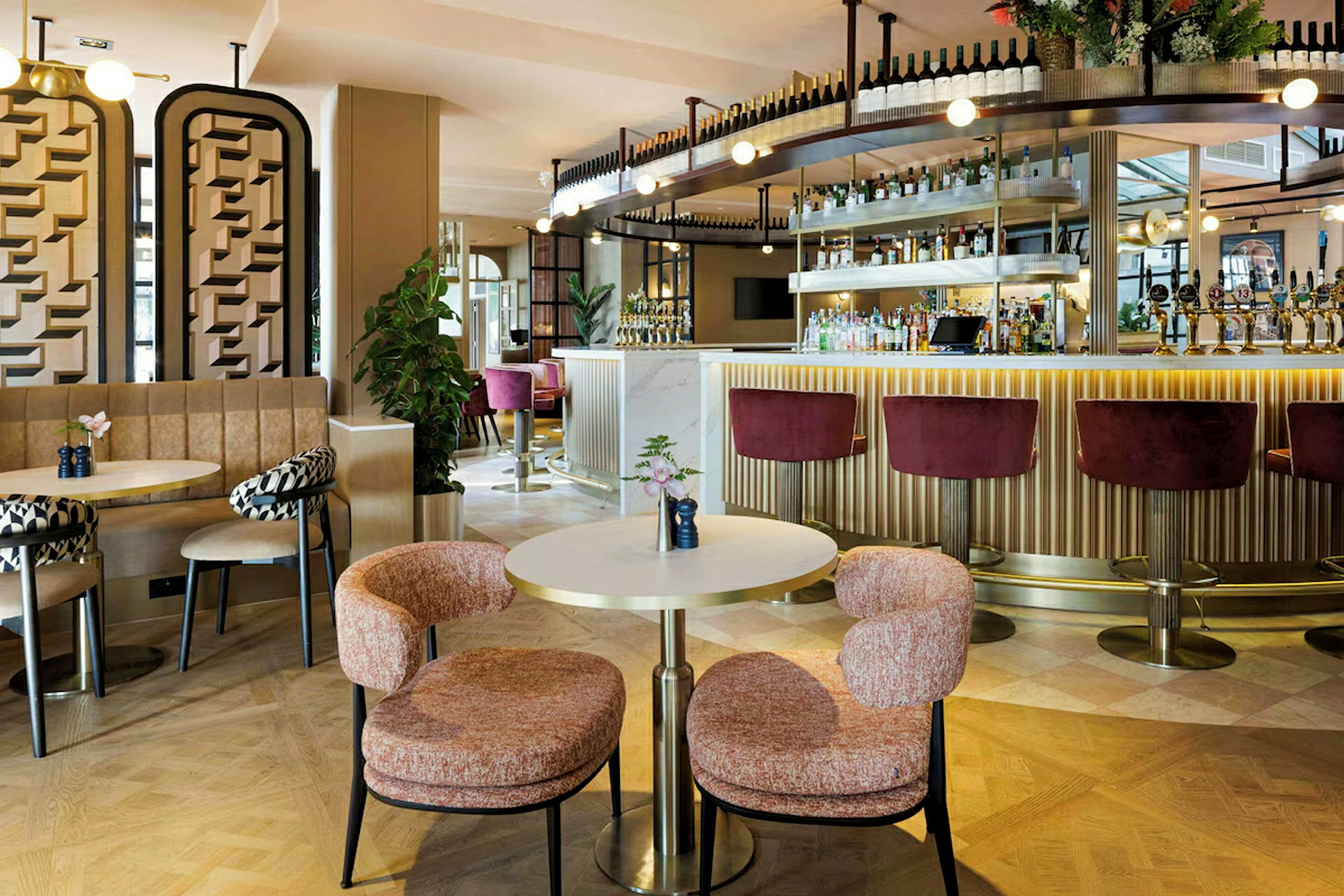 Modern bar och sittplats med elegant inredning och varma färger. (AI-genererad text)