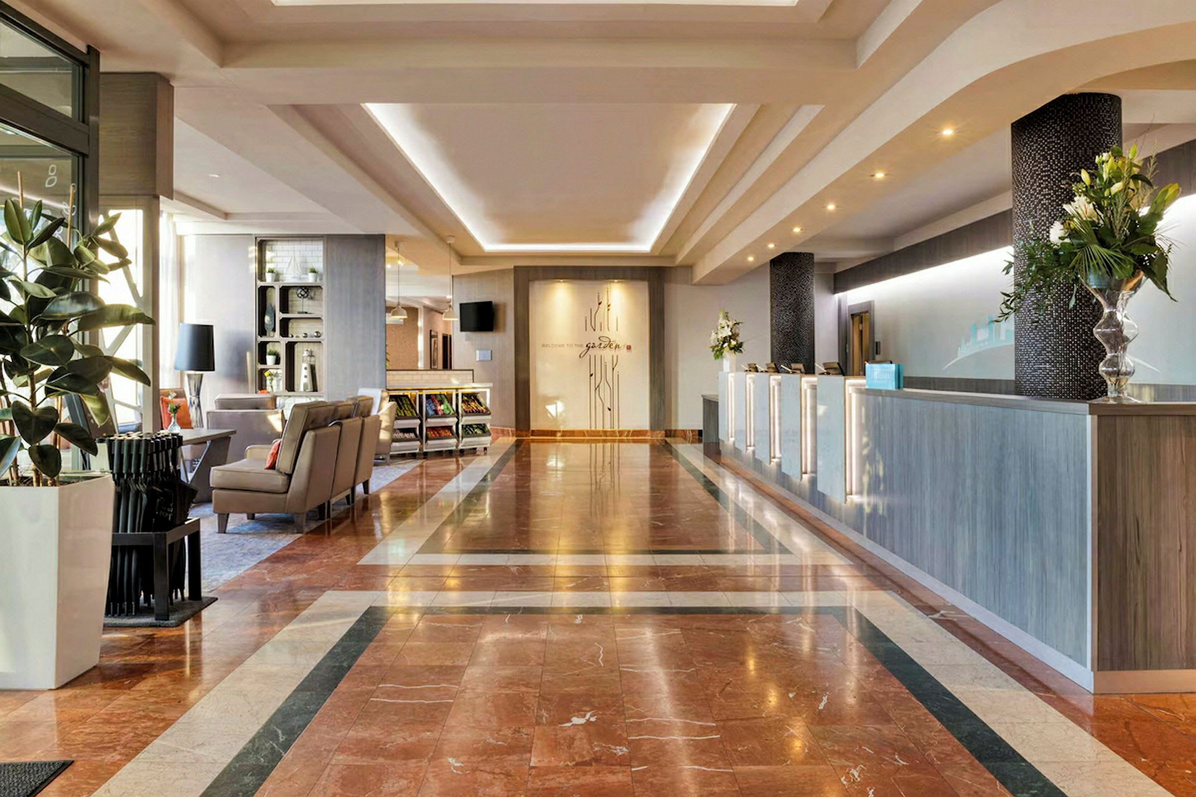 Hotelllobb med marmorgolv, reception och sittgrupp. (AI-genererad text)