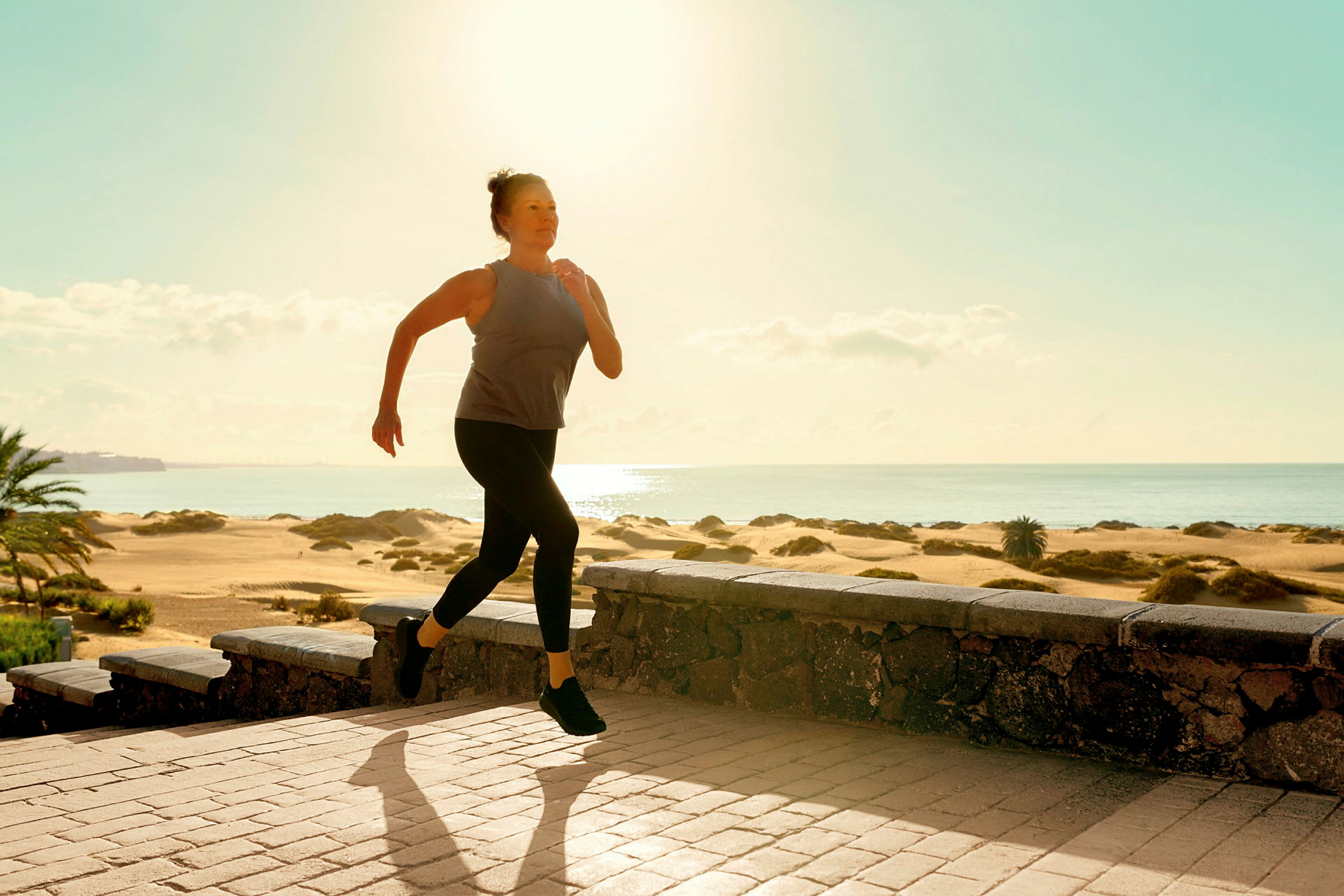 Person joggar vid ett kustlandskap. (AI-genererad text)
