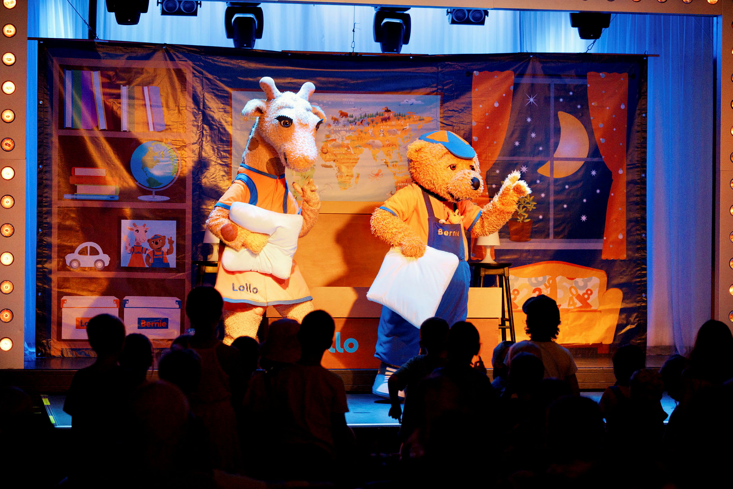 Maskotarna Lollo och Bernie under en scenföreställning. (AI-genererad text)
