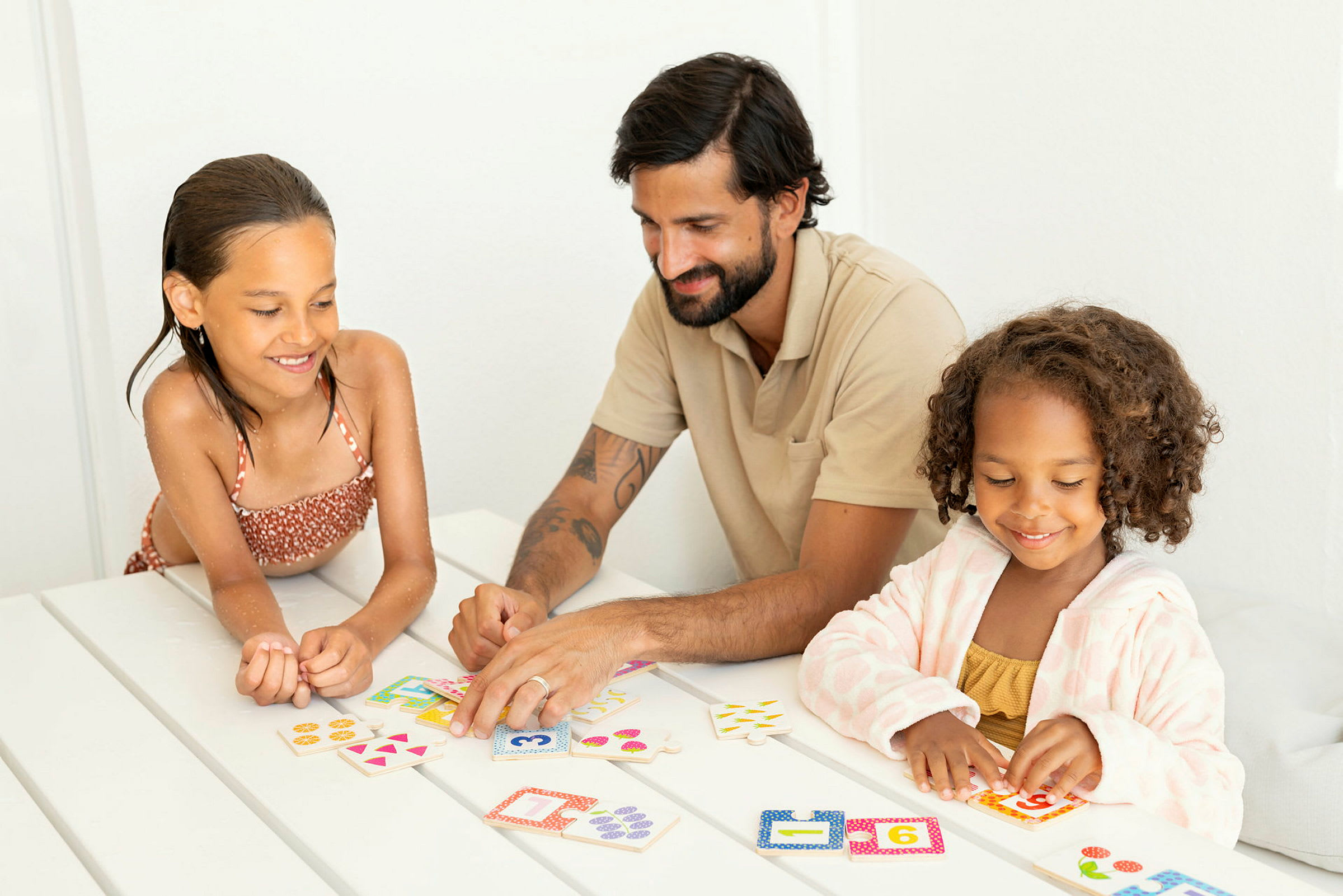 Personer spelar ett kortspel vid ett bord. (AI-genererad text)