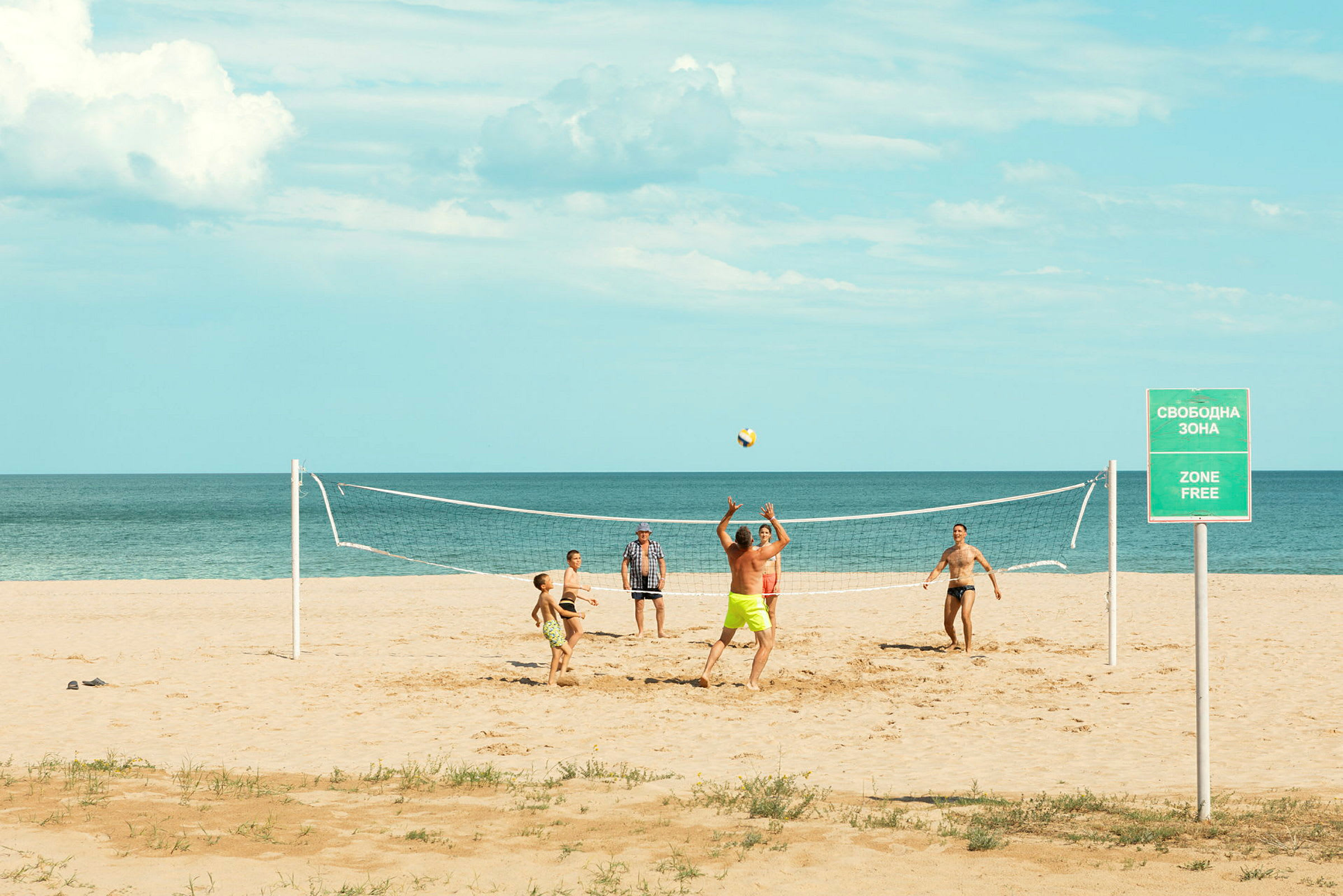 Människor spelar strandvolleyboll vid stranden. (AI-genererad text)